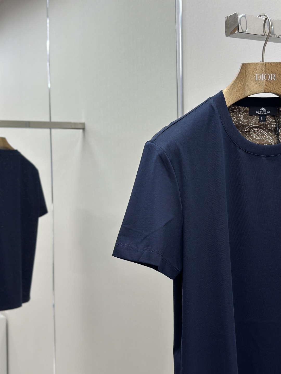 “ETRO 25SS: High-End Custom T-Shirt with Heavyware Design in Black and White” - 图片 5