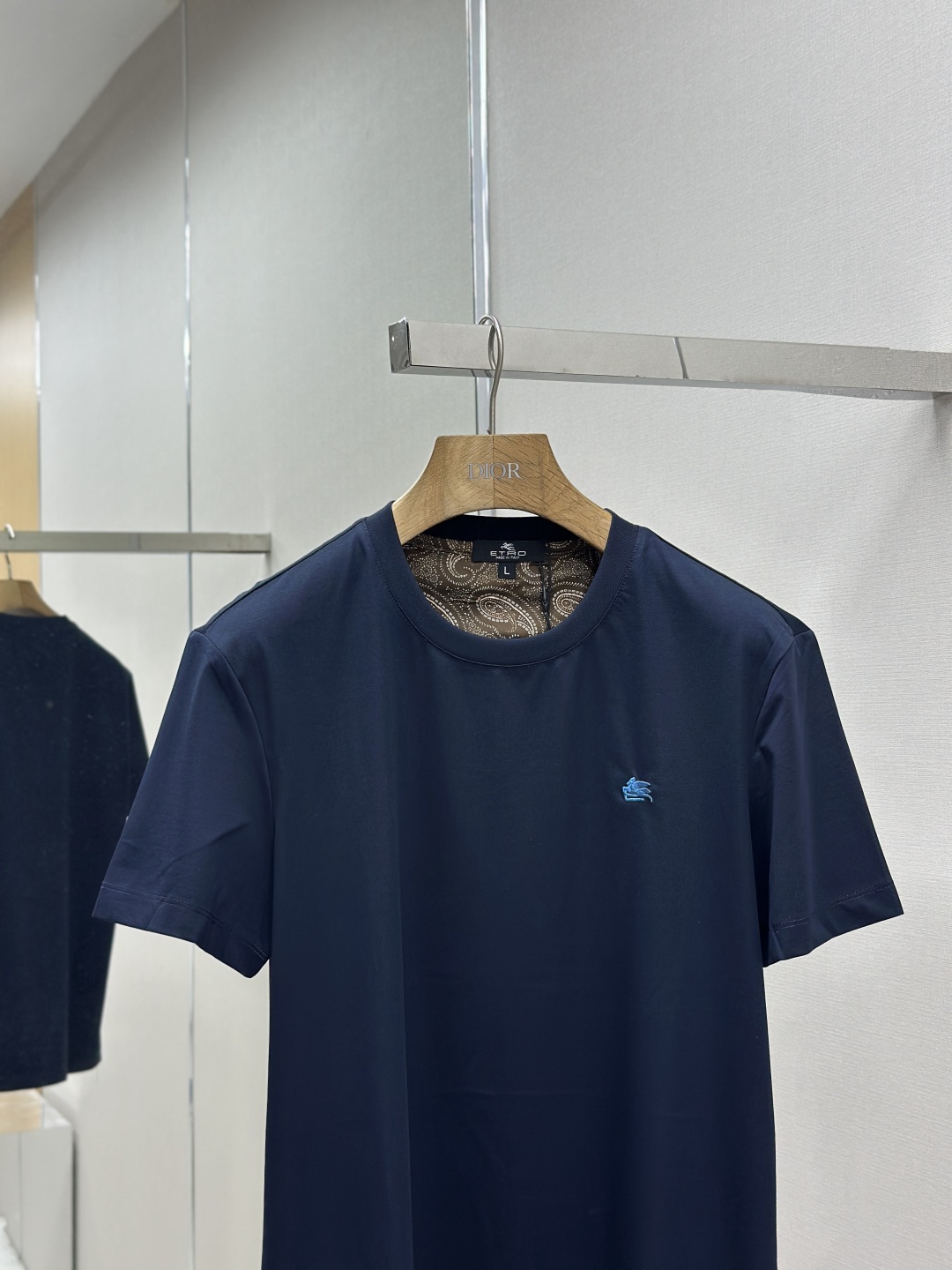 “ETRO 25SS: High-End Custom T-Shirt with Heavyware Design in Black and White” - 图片 4
