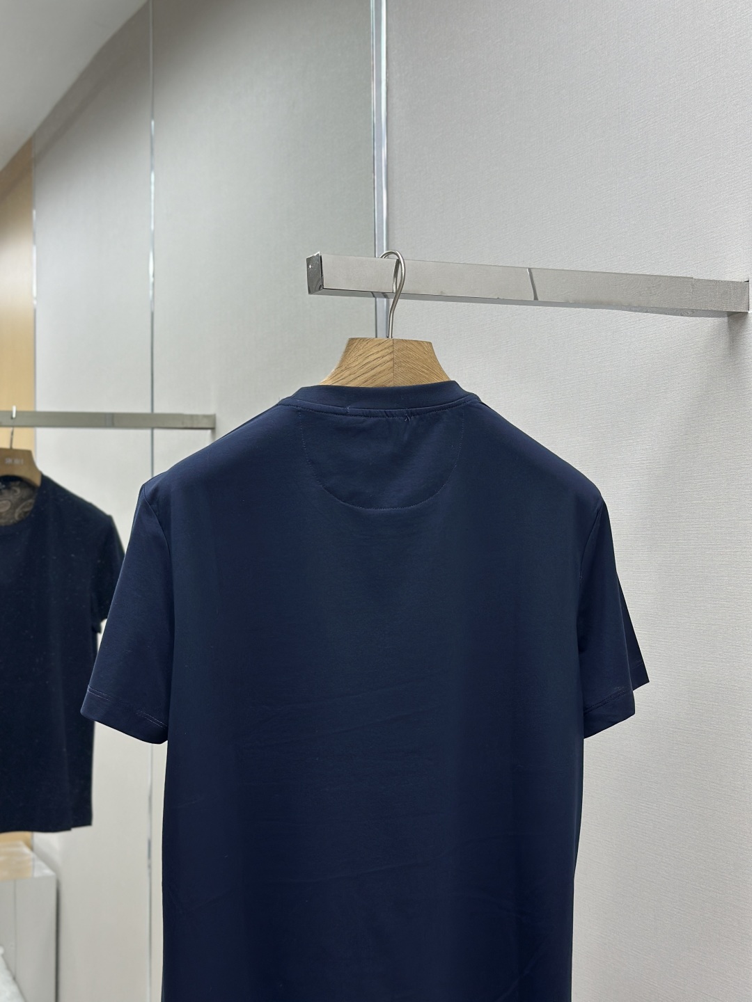 “ETRO 25SS: High-End Custom T-Shirt with Heavyware Design in Black and White” - 图片 8