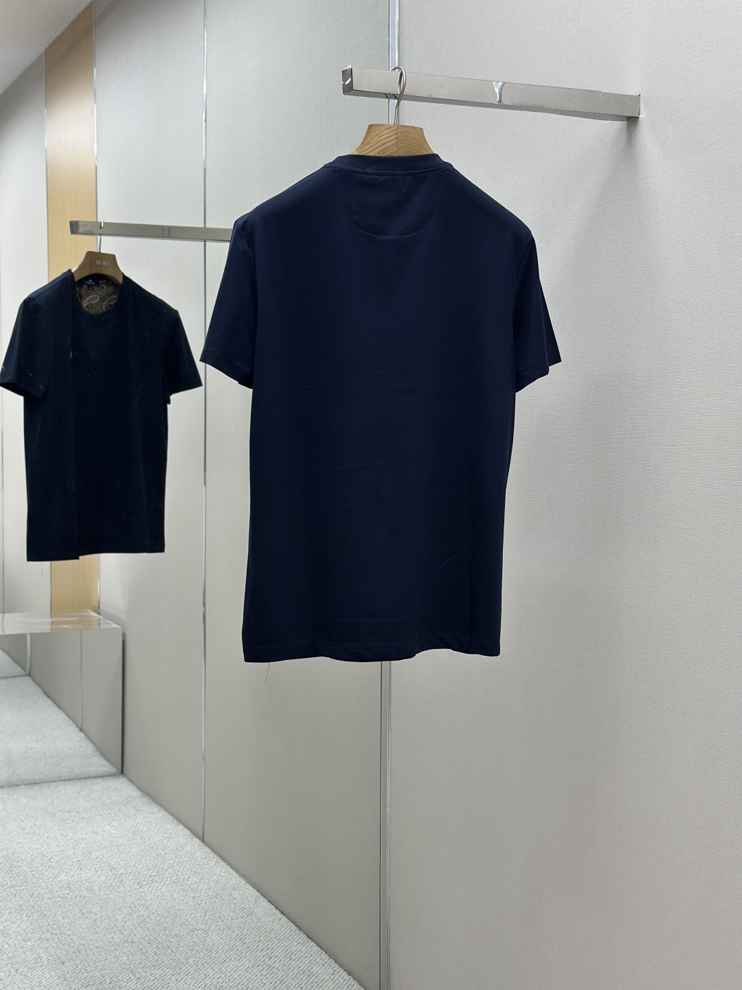 “ETRO 25SS: High-End Custom T-Shirt with Heavyware Design in Black and White” - 图片 2