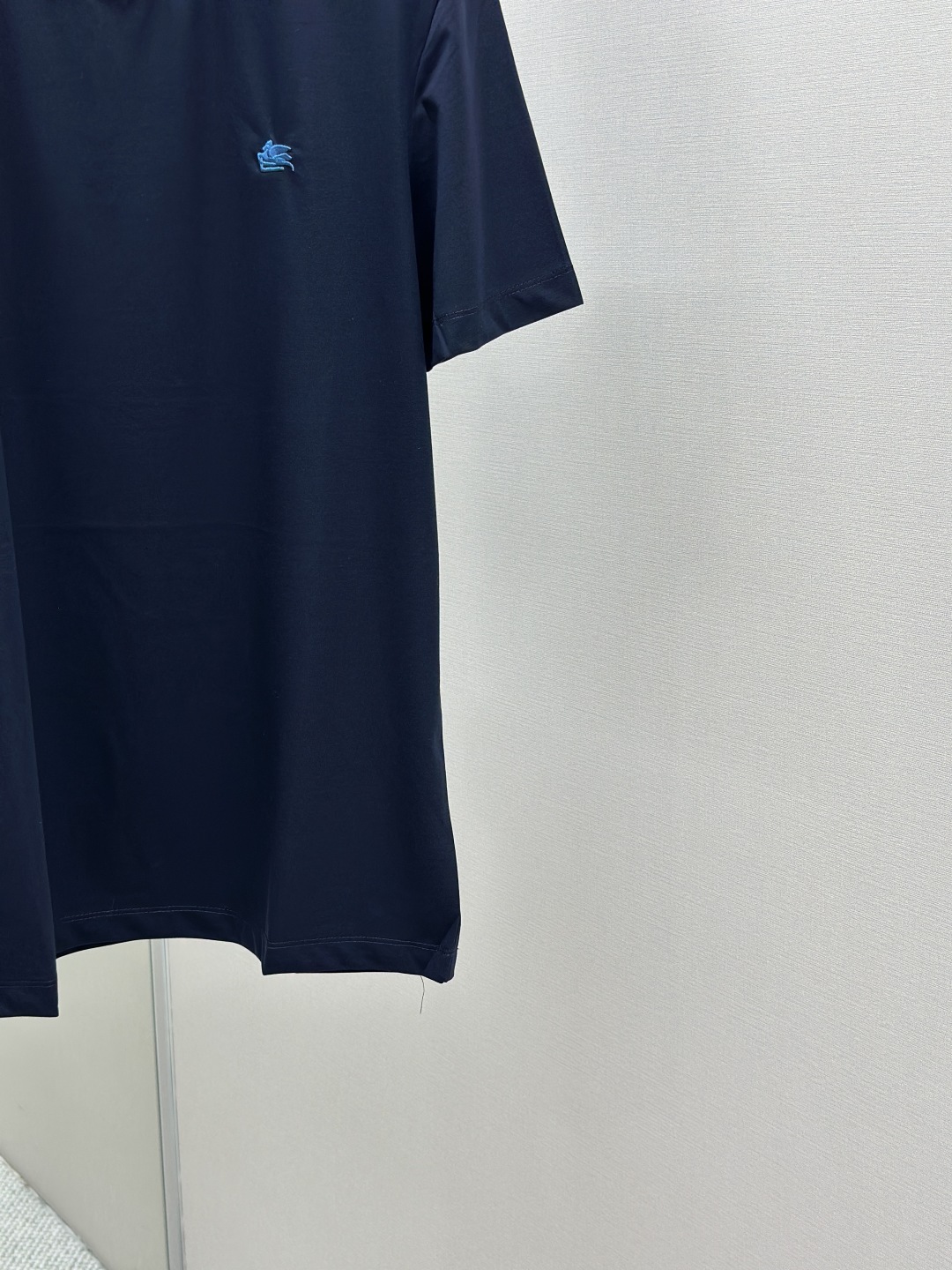 “ETRO 25SS: High-End Custom T-Shirt with Heavyware Design in Black and White” - 图片 7