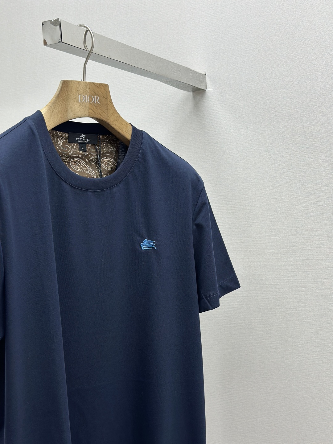 “ETRO 25SS: High-End Custom T-Shirt with Heavyware Design in Black and White” - 图片 6