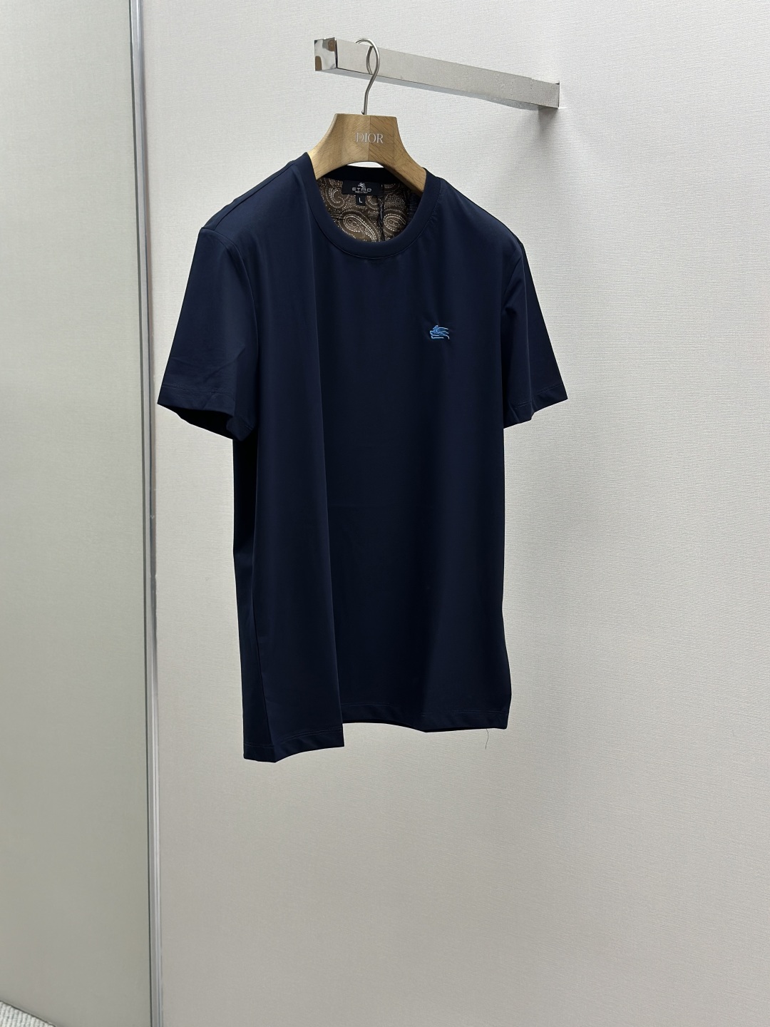 “ETRO 25SS: High-End Custom T-Shirt with Heavyware Design in Black and White” - 图片 3