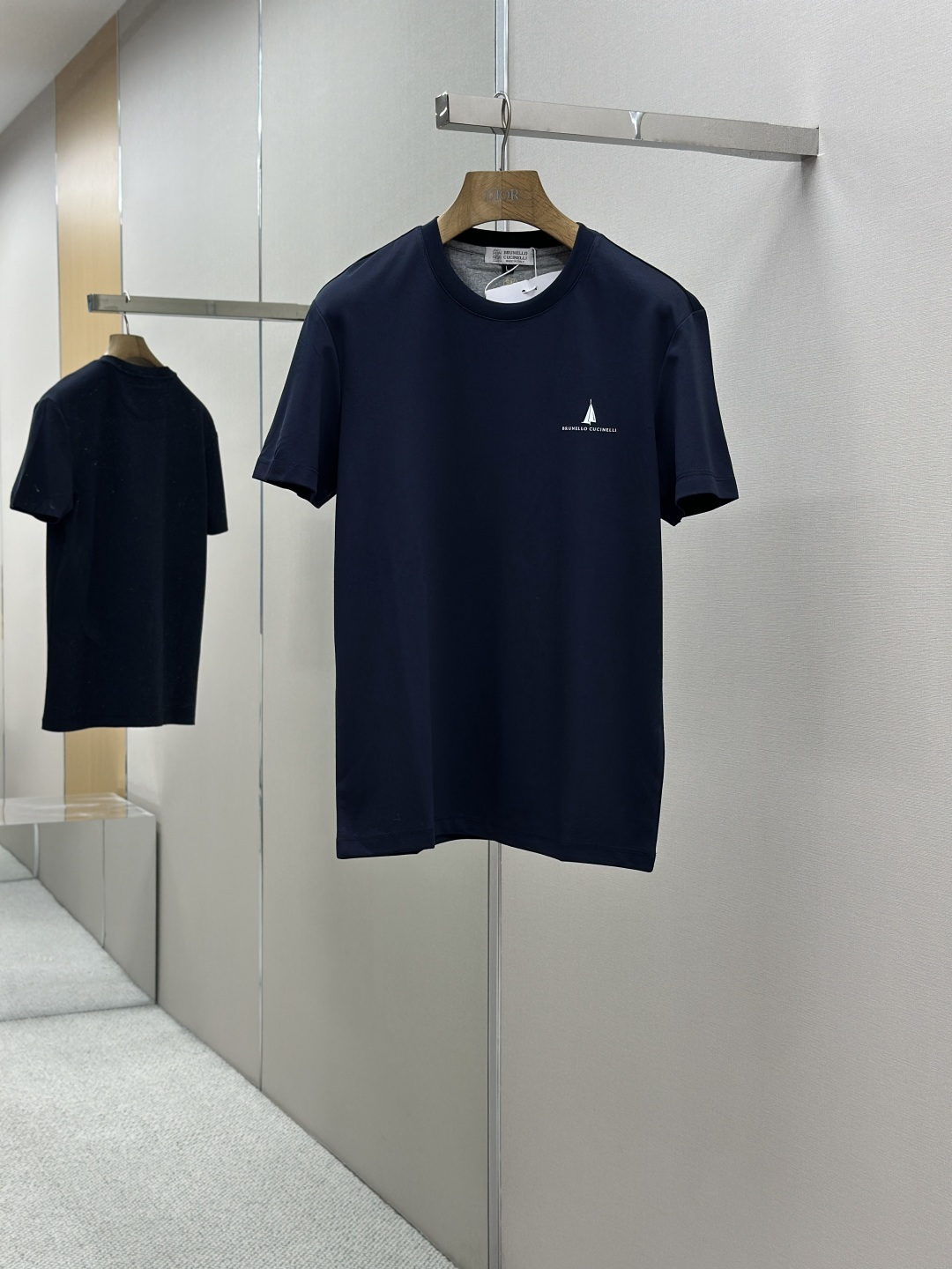 NO:433102,BC 25SS spring and summer new style first-time counter latest short-sleeved round-neck T-shirt, high-end customization, avant-garde and fashionable design!  Brand logo heavy craft design, high-end customized Gaoke heavy fabric, soft feel, comfortable to wear, exquisite counter-level car line, fine workmanship, invincible and handsome upper body effect!  A must-have item for handsome men!  Color black. White. Number of codes M-XXXL, T-shirt,tees, t-shirt,alexander wang19860909BC 25SS春夏新款首发专柜最新款短袖圆领T恤 高端订制 设计前卫时尚！品牌logo重工艺设计 高端定制高克重面料.手感柔软.穿着舒适.专柜级别精致车线.做工精细.上身效果无敌帅气！型男必备单品！颜色黑色.白色.码数M-XXXL,,T-shirt,tees，t-shirt,alexander wang,Men's clothing