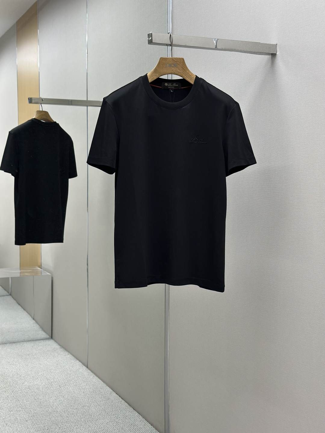 NO:433098,25SS spring and summer new style first-time counter latest short-sleeved round-neck T-shirt, high-end customization, avant-garde and fashionable design!  Brand logo heavy craft design, high-end customized Gaoke heavy fabric, soft feel, comfortable to wear, exquisite counter-level car line, fine workmanship, invincible and handsome upper body effect!  A must-have item for handsome men!  Color black. White. Number of codes M-XXXL, T-shirt,tees, t-shirt,alexander wang1986090925SS春夏新款首发专柜最新款短袖圆领T恤 高端订制 设计前卫时尚！品牌logo重工艺设计 高端定制高克重面料.手感柔软.穿着舒适.专柜级别精致车线.做工精细.上身效果无敌帅气！型男必备单品！颜色黑色.白色.码数M-XXXL,,T-shirt,tees，t-shirt,alexander wang,Men's clothing