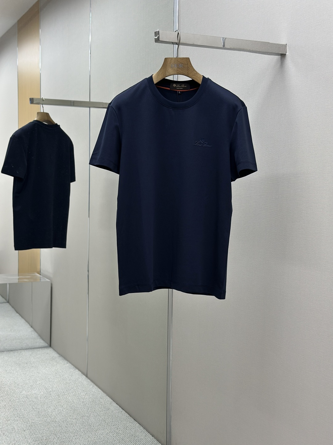 NO:433086,LP 55SS spring and summer new style first-time counter latest short-sleeved round-neck T-shirt, high-end customization, avant-garde and fashionable design!  Brand logo heavy craft design, high-end customized Gaoke heavy fabric, soft feel, comfortable to wear, exquisite counter-level car line, fine workmanship, invincible and handsome upper body effect!  A must-have item for handsome men!  Color black. White. Number M-XXXL, loro piana, T-shirt,tees, t-shirt,alexander wang19860909LP 55SS春夏新款首发专柜最新款短袖圆领T恤 高端订制 设计前卫时尚！品牌logo重工艺设计 高端定制高克重面料.手感柔软.穿着舒适.专柜级别精致车线.做工精细.上身效果无敌帅气！型男必备单品！颜色黑色.白色.码数M-XXXL,,loro piana,T-shirt,tees，t-shirt,alexander wang,Men's clothing