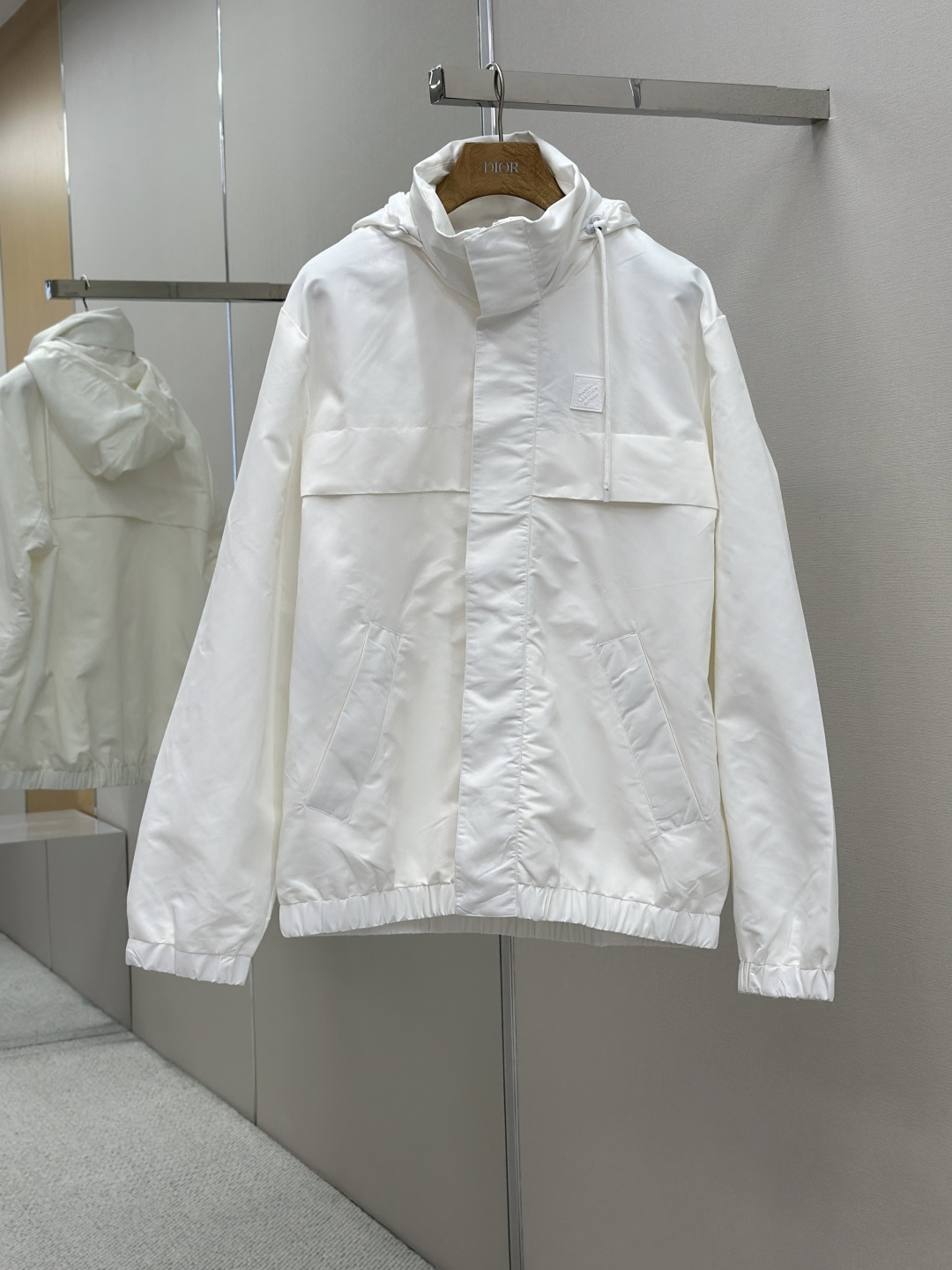 NO:528327,LOUIS VUITTON 25ss autumn and winter new hooded zipper jacket fabric polyester fiber windproof and warm medium-high stand collar hooded design Snap bell more windproof Use inner jacquard fabric chest logo small square leather brand loose style Celebrity same model Size M-3XL,,louis vuitton,jackets & coats,jackets & coats,hats,alexander wang19860909LOUIS VUITTON 25ss秋冬新品连帽拉链夹克外套 面料聚酯纤维 防风保暖 中高立领连帽设计 卡扣吊钟更防风 采用内里提花面料胸前品标识小方形皮牌 宽松版型 明星同款 尺码M-3XL,,louis vuitton,jackets & coats,jackets & coats,hats,alexander wang,Men's clothing