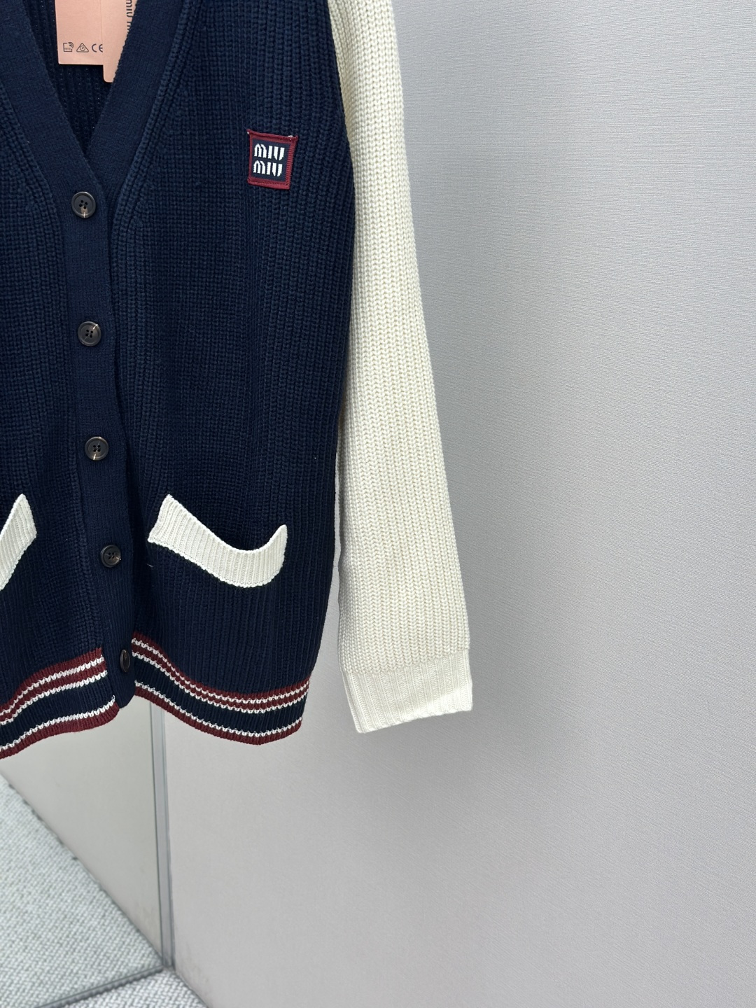 MiuMiu College Style Wool-Cotton Mix Sweater with Unique Horn Buttons and Custom Flowers - 图片 7