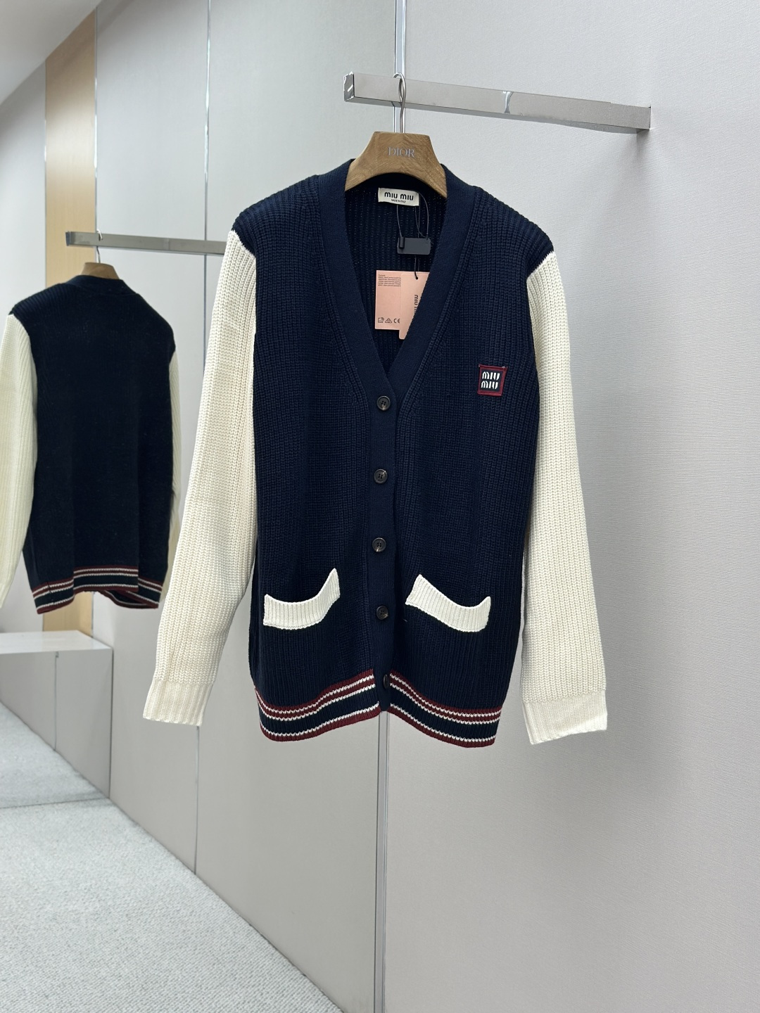 MiuMiu College Style Wool-Cotton Mix Sweater with Unique Horn Buttons and Custom Flowers - 图片 1