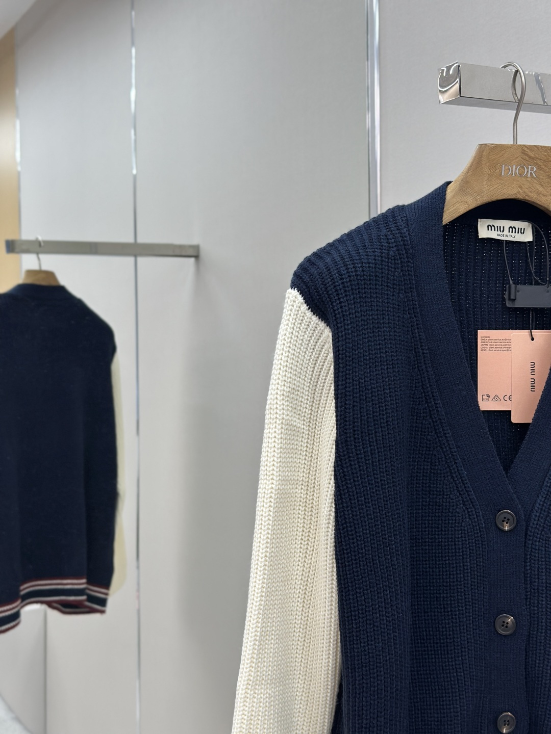 MiuMiu College Style Wool-Cotton Mix Sweater with Unique Horn Buttons and Custom Flowers - 图片 5