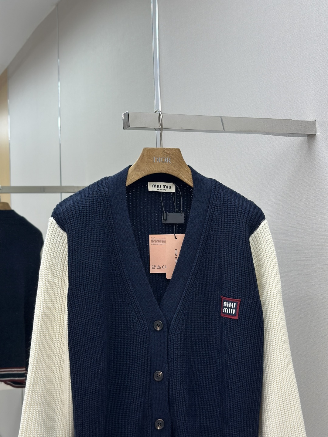 MiuMiu College Style Wool-Cotton Mix Sweater with Unique Horn Buttons and Custom Flowers - 图片 4