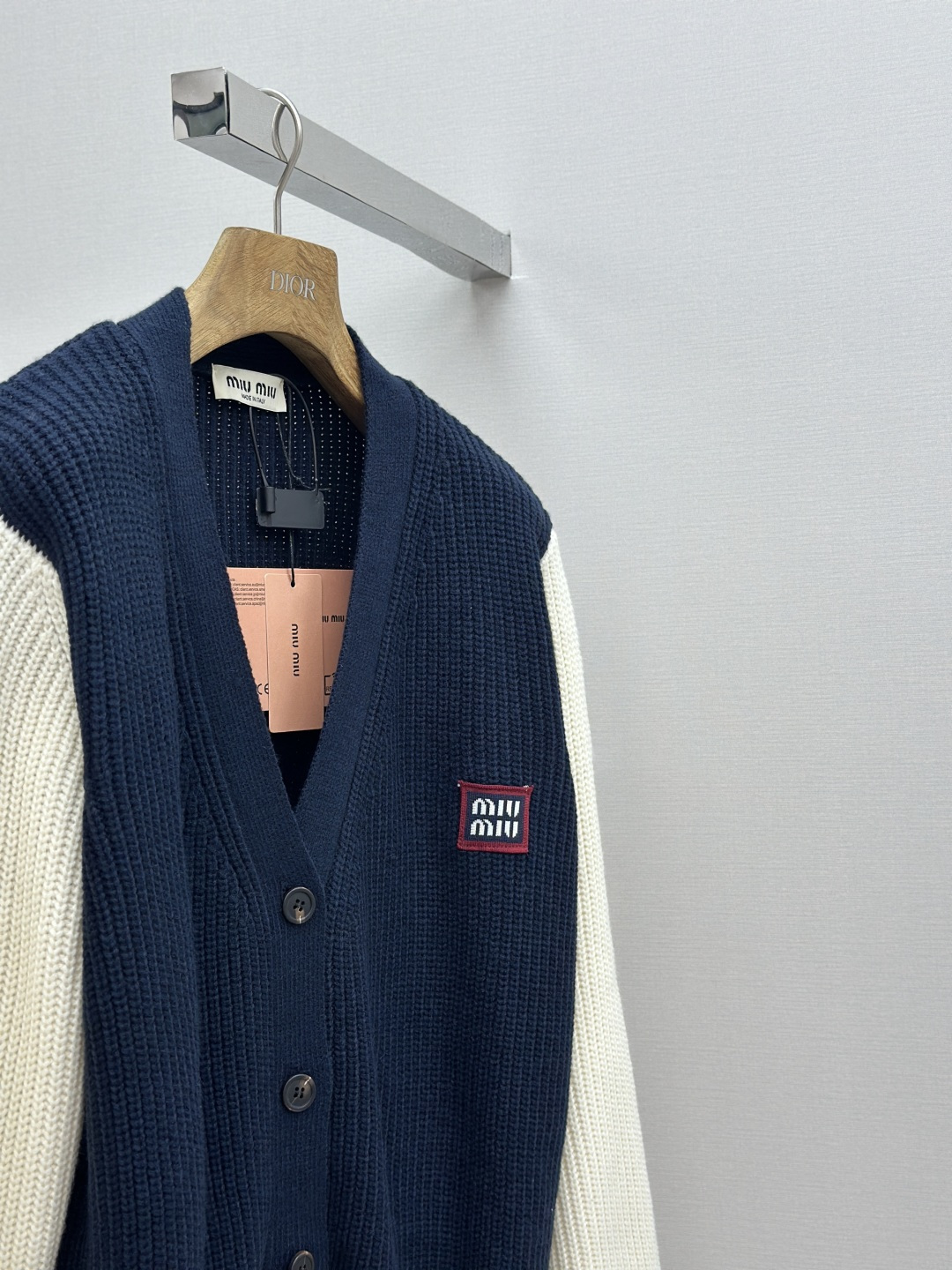 MiuMiu College Style Wool-Cotton Mix Sweater with Unique Horn Buttons and Custom Flowers - 图片 6