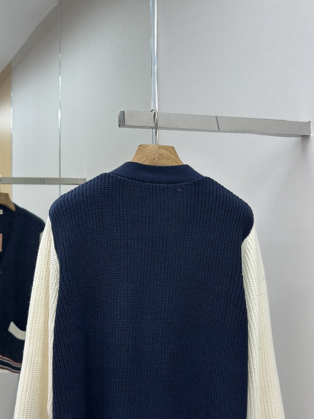 MiuMiu College Style Wool-Cotton Mix Sweater with Unique Horn Buttons and Custom Flowers - 图片 8