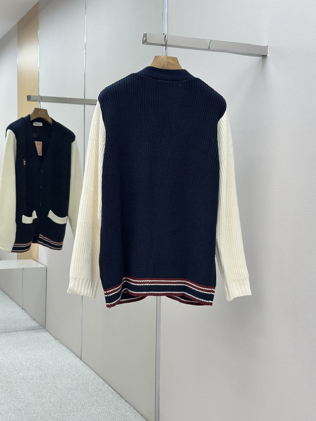 MiuMiu College Style Wool-Cotton Mix Sweater with Unique Horn Buttons and Custom Flowers - 图片 2