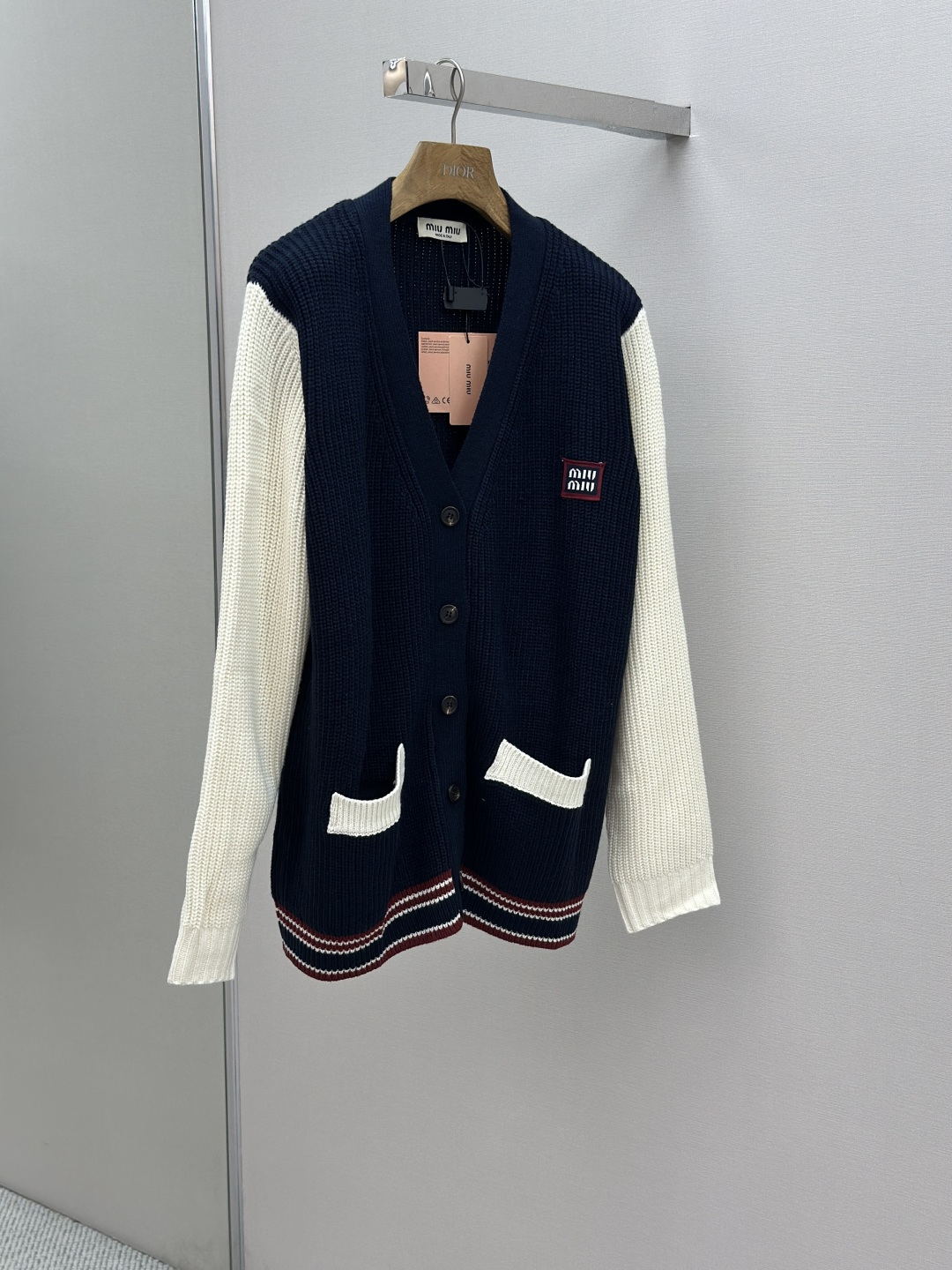 MiuMiu College Style Wool-Cotton Mix Sweater with Unique Horn Buttons and Custom Flowers - 图片 3