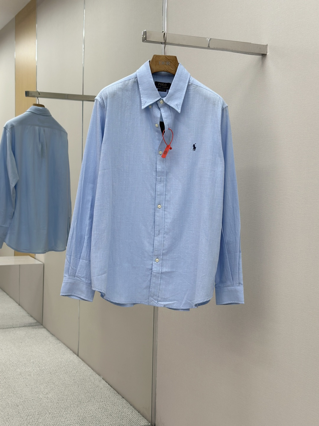 NO:487025,Mainly recommended Ralph Lauren embroidered linen shirts Selected high-quality linen material, with natural texture and breathing, firm and smooth, comfortable skin, stunning appearance with a clear light blue, iconic pony embroidery is like a lively note leaping on an elegant canvas, simple but highly recognizable, clever design of I-shaped pleated slit-like back shoulder, adds a bit of agility and wine removal, with minimalist shape, and contains the soul of fashion. Craft 1: Use imported machine embroidery technology Use advanced computer control systems and precision mechanical parts to achieve iconic pony embroidery operation High precision, smooth and delicate lines Craft 2: Use side-turned and buried line craftsmanship, smooth and neat, neat and tidy Craft 3: The fabrics are washed with filial pie texture, better texture, not easy to deform, not easy to shrink, not easy to fade, maintain long-term beauty, auxiliary materials  Customized 1:1 Thick-panel resin buckle Customized 1:1 Ralph Lauren Trademark Size Loose style S M L XL Model No. 25246-B20,,loro piana,shirts,alexander wang19860909主推 Ralph Lauren 刺绣亚麻衬衫 甄选上乘亚麻材质 自带天然的质感与呼吸感 紧致而爽滑 舒适贴肤 以一抹澄澈的浅蓝惊艳亮相 标志性小马刺绣 如同跃动在淡雅画布上的灵动音符 简约却极具辨识度 外工字褶分衩式后过肩巧妙设计 增添了一份灵动与酒脱 以极简之形 蕴时尚之魂 工艺1: 采用进口机刺绣工艺 使用先进的计算机控制系统和精密的机械部件 实现标志性小马刺绣作业 精度高 线条流畅而细腻 工艺2: 采用侧翻埋夹车线工艺 平顺整洁 工整整洁 工艺3: 面料都经过孝洗 手感质感更佳 不易变形 不易缩水 不易褪色 保持长久的美观 辅料 定制1:1 厚板树脂扣  定制1:1 Ralph Lauren 商标 版型 宽松版型 尺码 S M L XL 款号 25246-B20,,loro piana,shirts,alexander wang,Men's clothing