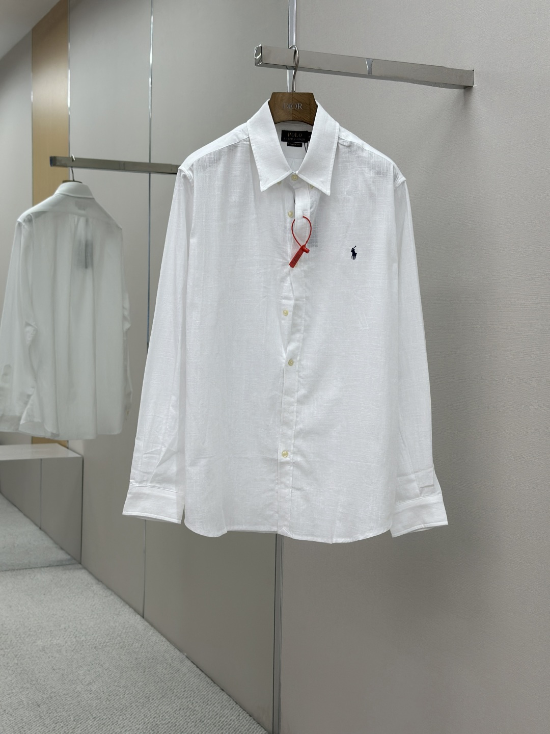 NO:486999,Mainly recommended Ralph Lauren embroidered linen shirts Selected high-quality linen material, with natural texture and breathing, firm and smooth, comfortable skin, stunning appearance with a clear light blue, iconic pony embroidery is like a lively note leaping on an elegant canvas, simple but highly recognizable, clever design of I-shaped pleated slit-like back shoulder, adds a bit of agility and wine removal, with minimalist shape, and contains the soul of fashion. Craft 1: Use imported machine embroidery technology Use advanced computer control systems and precision mechanical parts to achieve iconic pony embroidery operation High precision, smooth and delicate lines Craft 2: Use side-turned and buried line craftsmanship, smooth and neat, neat and tidy Craft 3: The fabrics are washed with filial pie texture, better texture, not easy to deform, not easy to shrink, not easy to fade, maintain long-term beauty, auxiliary materials  Customized 1:1 Thick-panel resin buckle Customized 1:1 Ralph Lauren Trademark Size Loose style S M L XL Model No. 25246-B20,,loro piana,shirts,alexander wang19860909主推 Ralph Lauren 刺绣亚麻衬衫 甄选上乘亚麻材质 自带天然的质感与呼吸感 紧致而爽滑 舒适贴肤 以一抹澄澈的浅蓝惊艳亮相 标志性小马刺绣 如同跃动在淡雅画布上的灵动音符 简约却极具辨识度 外工字褶分衩式后过肩巧妙设计 增添了一份灵动与酒脱 以极简之形 蕴时尚之魂 工艺1: 采用进口机刺绣工艺 使用先进的计算机控制系统和精密的机械部件 实现标志性小马刺绣作业 精度高 线条流畅而细腻 工艺2: 采用侧翻埋夹车线工艺 平顺整洁 工整整洁 工艺3: 面料都经过孝洗 手感质感更佳 不易变形 不易缩水 不易褪色 保持长久的美观 辅料 定制1:1 厚板树脂扣  定制1:1 Ralph Lauren 商标 版型 宽松版型 尺码 S M L XL 款号 25246-B20,,loro piana,shirts,alexander wang,Men's clothing