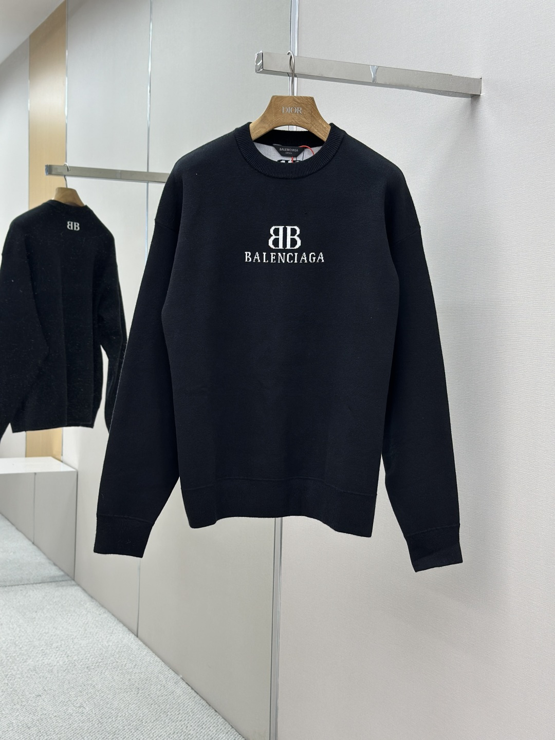 NO:486974,Mainly recommended Balenciaga BB jacquard knitted long sleeves Selected sheep cotton blend luxury material Soft and delicate Comfortable skin With pure black as canvas Decorated with white silk thread BB Balenciaga jacquard art works as brushstrokes Deep imprint of brand gene Black and white illusion echoes front and back Fluid lines naturally hang out a casual and elegant outline A delicate balance between low-key and ostentatious Craft 1 is composed of a jacquard imported from Germany. Accurately control the arrangement and interweaving of yarns carefully intertwined on the loom BB Balenciaga jacquard art pattern inlay The fabric is more vivid and three-dimensional Craft 2: Use seam three-dimensional seam. It uses specific sewing methods at the joints to make the clothes appear more three-dimensional and fit the body. The workmanship is cumbersome and complicated Craft 3: Washing and softening odor removal process  Deep cleaning and deodorizing clothing with professional washing equipment and specific detergents Improve the feel and appearance of clothing Customized accessories BLCG trademarks Styling Loose fitting Size XS S M L,,balenciaga,alexander wang19860909主推 Balenciaga BB提花针织长袖 臻选羊棉混织奢料 柔软细腻 舒适贴肤 以纯粹之黑为画布 饰白色丝线BB Balenciaga提花艺术作品作笔触 品牌基因的深刻烙印 黑白幻韵 前后呼应 流畅的线条自然垂落 勾勒出一种随性又优雅的轮廓 低调与张扬的微妙平衡 工艺1德国进口机提花组织而成 精确地控制纱线的排列和交织方式 在织机上精心交织 BB Balenciaga提花艺术图案镶饰 织物更加生动立体 工艺2: 采用接缝立体缝线 它通过在接缝处使用特定的缝纫方法 使衣物呈现出更加立体和贴合身体的效果 做工繁琐复杂 工艺3: 成衣洗水加软去味工艺 通过专业的洗涤设备和特定的洗涤剂 对衣物进行深度清洁和去味处理 改善衣物的手感和外观 辅料定制 BLCG商标  版型 宽松版型 尺码 XS S M L,,balenciaga,alexander wang,Men's clothing