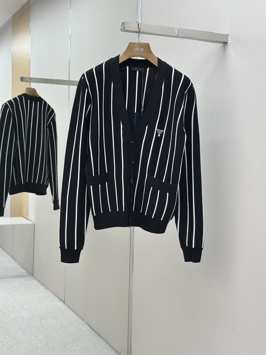 NO:510018,Mainly recommended Prada striped embroidered cardigan sweater, fixed-woven classic-grade sheep cotton composite luxury material, soft and delicate, comfortable skin, black rhyme, striped dream weaving, white and blue stripes like agile notes jumping and intertwining on canvas, iconic Prada embroidery is exquisitely embedded on sweater, low-key and powerful, encounter cardigan elegant charm, just reveals the neck lines just right, use stripes as pen, knitting as ink, weaving a new chapter in fashion, Craft 1 adopts imported machine embroidery technology, uses advanced computer control systems and precise mechanical components to achieve Prada embroidery operation, high precision, smooth and delicate lines, Craft 2: Use three-dimensional seam seam, It uses specific sewing methods at the seams to make the clothes appear more three-dimensional and fit the body, cumbersome and complex workmanship, Craft 3: Washing water plus soft smell removal technology, Through professional washing equipment and specific detergents  Deeply clean and deodorize clothes Improve the feel and appearance of clothes Accessories Customized Prada horns Customized Prada trademark Styling Loose style Size 48 50 52 54 Exclusive,,prada,sweaters,alexander wang19860909主推 Prada 条纹刺绣开衫毛衣 定织典藏级羊棉复合奢料 柔软细腻 舒适贴肤 黑韵流芳 条纹织梦 白色与蓝色条纹如灵动的音符 在画布上跳跃交织 标志性Prada刺绣精致地镶嵌在毛衣之上 低调而有力 邂逅开衫雅韵 恰到好处地露出颈部线条 以条纹为笔 以针织为墨 织就时尚新章 工艺1采用进口机刺绣工艺 使用先进的计算机控制系统和精密的机械部件 实现Prada刺绣作业 精度高 线条流畅而细腻 工艺2: 采用接缝立体缝线 它通过在接缝处使用特定的缝纫方法 使衣物呈现出更加立体和贴合身体的效果 做工繁琐复杂 工艺3: 成衣洗水加软去味工艺 通过专业的洗涤设备和特定的洗涤剂 对衣物进行深度清洁和去味处理 改善衣物的手感和外观 辅料 定制 Prada 牛角 定制 Prada 商标 版型 宽松版型 尺码 48 50 52 54 独家专供,,prada,sweaters,alexander wang,Men's clothing