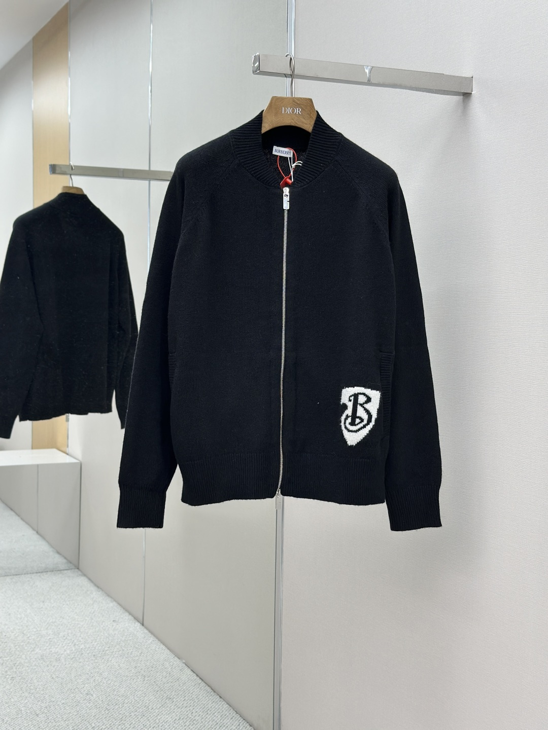 NO:510021,The main recommendation is the Burberry Burberry Shield Inlay Zipper Knitted Jacket YB purchased the version, using customized wool fabric, wool, and hem jacquard technology with Burberry classic B-shaped shield as the core element. The pattern is woven by a precision jacquard loom, with clear and neat lines and full of three-dimensionality. The jacquard part is integrated with the brand letter logo, which not only retains the retro charm, but also injects a modern street feeling. The zipper is customized with independent mold opening, and the zipper head is engraved with B-shaped logo. The pocket design on both sides takes into account both practicality and decorativeness. The hidden stitching process ensures the overall contour smoothness. The ribbed edge-closing cuffs and hem, and the side seams are positioned in infrared to ensure the pattern splicing is accurately aligned. Customized auxiliary materials, complete three standards, the same style for men and women!  Size SMLXL, Burberry, Burberry, Jackets & coats,alexander wang19860909主推 Burberry巴宝莉盾牌嵌花拉链针织外套 YB购入打版本,采用定制羊毛面料,羊毛,下摆提花工艺以Burberry经典B字盾牌为核心元素,图案通过精密提花织机编织,线条清晰利落,立体感十足.提花部分融入品牌字母标识,既保留复古韵味,又注入现代街头感,拉链采用独立开模定制,拉链头雕刻B字Logo,两侧口袋设计兼顾实用与装饰性,隐藏式缝线工艺确保整体廓形流畅,罗纹收边袖口与衣摆,侧缝线采用红外线定位,确保图案拼接精准对齐,定制辅料,三标齐全,男女同款！ 尺码SMLXL,,burberry,burberry,jackets & coats,alexander wang,Men's clothing