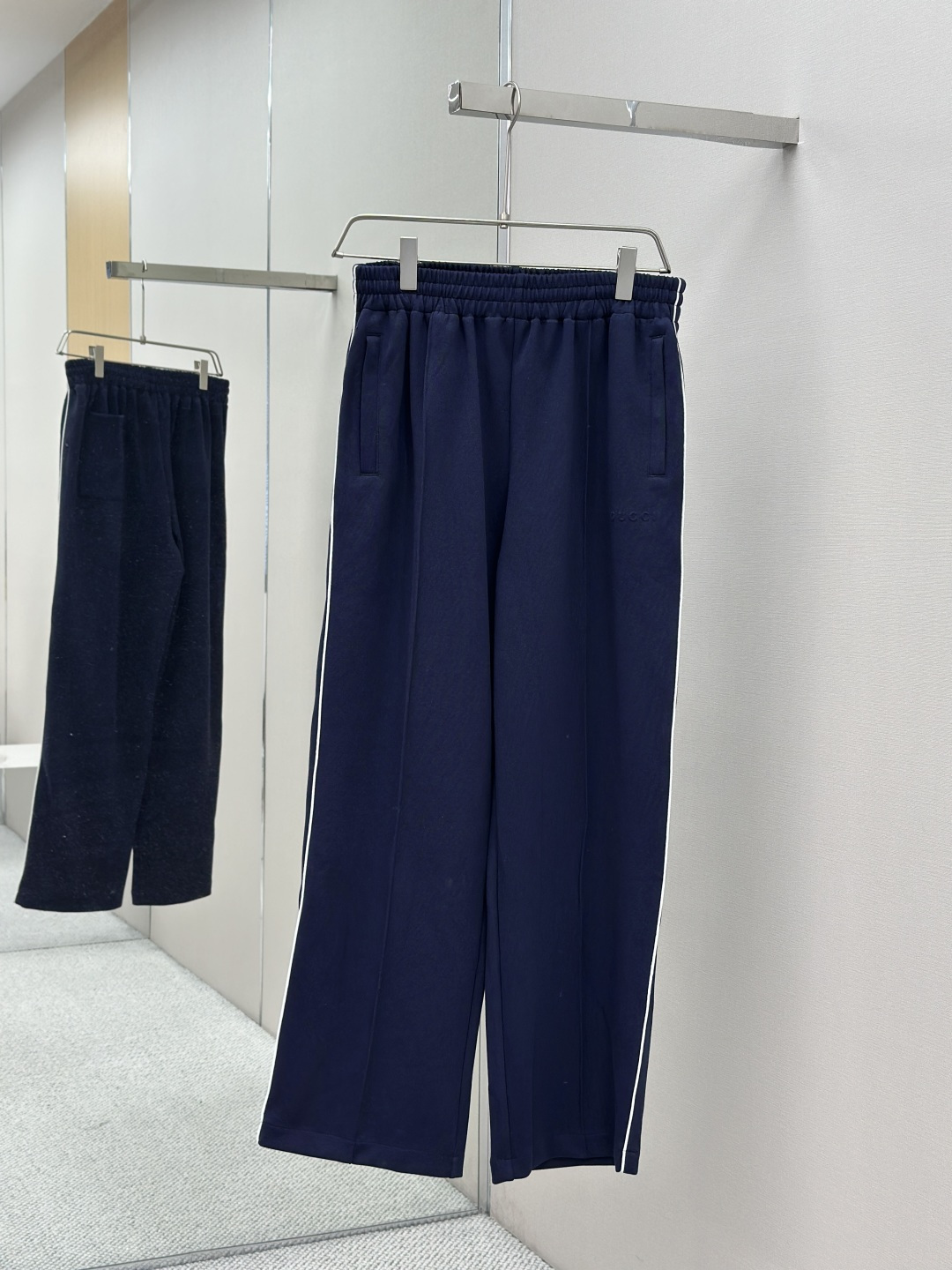 NO:488168,Main recommendation Gucci embossed logo trousers Customized dyed navy blue luxury soft velvet jersey fabric Gentle soft and soft Comfortable skin Focus with deep navy blue as the main tone Calm and atmospheric Iconic Gucci logo is delicate and low-key and powerful The carefully outlined white lace piping is the finishing touch to achieve perfect visual balance in harmony The layout design gives the body a space for free stretching Simple but not without style Set elegant collection Describes luxury style Craft 1 Steel embossing Prefers the original GUCCI steel mold Prefers the original GUCCI steel mold Emboss the shape of the mold to the surface of the material through physical action, plastic deformation of the material surface High fineness High three-dimensional sense Craft 2: Bordered master belt piping Priority cut out white lace strips of original size Precise processing and aligning the piping strips with the edges of the main fabric  Sew piping Folding piping Form a neat piping effect Ensure firmness Increase aesthetics Process 3: Fabrics are all washed, with better texture, not easy to deform, not easy to shrink, not easy to fade, maintain long-term beauty Auxiliary materials Customized 1:1 Gucci Platinum Zipper Customized 1:1 Gucci Clock Customized 1:1 Gucci trademark Size Loose style S M L XL,,gucci,alexander wang19860909主推 Gucci 压纹标识长裤 定制定染海军蓝奢感柔绒平纹针织布 轻柔绵软 舒适贴肤 以深邃的海军蓝为主基调 沉稳而大气 标志性Gucci 标识细腻入微 低调且有力 精心勾勒的白色镶边滚边为点睛之笔 在和谐中达到完美的视觉平衡 版型设计赋予身体自由舒展的空间 简约而不失格调 套装雅集 演绎奢潮风范 工艺1钢印压花 优先定制原版GUCCI钢制模具 将模具的形状通过物理作用压印到材料表面 使材料表面发生塑性变形 精细度高 立体感强 工艺2: 镶边子母带滚边 优先裁剪出与原版大小的白色滚边条 进行优处理 并将滚边条与主面料的边缘对齐 缝制滚边 折叠滚边 形成整洁的滚边效果 确保牢固度 增加美观 工艺3: 面料都经过浇洗 手感质感更佳 不易变形 不易缩水 不易褪色 保持长久的美观 辅料 定制1:1 Gucci 白金拉链 定制1:1 Gucci 吊钟 定制1:1 Gucci 商标 版型 宽松版型 尺码 S M L XL,,gucci,alexander wang,Men's clothing