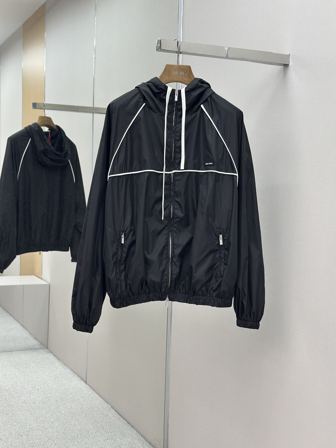 NO:490616,Mainly recommended MiuMiu Zipper Hood Jacket Customized Refrigerated Wisdom nylon Wormwork Fabric Light and Delicate Comfortable Skin-Fitness Mainly hues Classic Black The ultimate fusion of deep and noble The eye-catching Miumiu logo embellishes the chest to show the brand’s consistent exquisiteness and elegance The hood light dance creates a lazy and casual atmosphere The carefully outlined white lace piping is the finishing touch to achieve perfect visual balance in harmony The leader of fashion trend Craft 1 uses imported special aircraft infrared positioning “Miu Miu Miu decorative label” The position is more accurate and firm Craft 2: Template opening The preset template is used to guide the position of the bag Shape and size Accuracy ensures the quality of the bag opening effect Craft 3: It is made of a three-needle waist pulling machine at one time Use the machine’s special needle position and feeding mechanism Sew the elastic and the fabric together in the same process. The three-stitch design is more firm. The pressure can be distributed evenly. Ensure that the elastic and the fabric are closely fit. Process 4: The fabric is sand-washed. The texture is better. It is not easy to deform. It is not easy to shrink. It is not easy to fade. Maintain long-term beauty. Customized auxiliary materials. Miu Miu patch. Customized Miu Miu Zipper. Customized Miu Miu trademark. Styling. Loose fit. Size 36 38 40 42. Exclusively available.,miumiu,jackets & coats,hats,alexander wang.19860909主推 MiuMiu 拉链风帽夹克 定制冷萃智孔纤维尼龙精纺布 轻薄细腻 舒适贴肤 以经典黑为主色调 深達与高贵的极致融合 醒目的miumiu徽标贴饰点缀于胸前 展现出品牌一贯的精致与优雅 风帽轻舞 营造出一种慵懒而随性的氛围 精心勾勒的白色镶边滚边为点睛之笔 在和谐中达到完美的视觉平衡 时尚潮流的引领者 工艺1采用进口专机红外线定位“Miu Miu 贴饰标签” 位置更为精准 牢固结实 工艺2: 模版机开袋 预设的模板来指导开袋的位置 形状和大小 精确性确保了开袋效果质量 工艺3: 采用三针像筋拉腰机一次而成 利用机器的特殊针位和送料机构 将松紧带与布料在同一工序中缝合在一起 三针的设计更加牢固 能够均匀地分布压力 确保松紧带与布料紧密贴合 工艺4: 面料都经过砂洗 手感质感更佳 不易变形 不易缩水 不易褪色 保持长久的美观 辅料定制 Miu Miu 贴饰 定制 Miu Miu 拉链  定制 Miu Miu 商标 版型 宽松版型 尺码 36 38 40 42 独家专供,,miumiu,jackets & coats,hats,alexander wang,Men's clothing