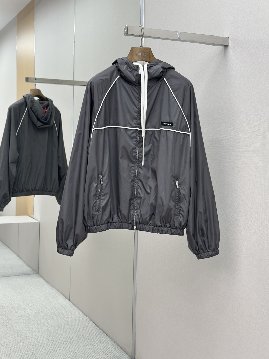 NO:490592,Mainly recommended MiuMiu Zipper Hood Jacket Customized Refrigerated Wisdom nylon Wormwork Fabric Light and Delicate Comfortable Skin-Fitness Mainly hues Classic Black The ultimate fusion of deep and noble The eye-catching Miumiu logo embellishes the chest to show the brand’s consistent exquisiteness and elegance The hood light dance creates a lazy and casual atmosphere The carefully outlined white lace piping is the finishing touch to achieve perfect visual balance in harmony The leader of fashion trend Craft 1 uses imported special aircraft infrared positioning “Miu Miu decorative label” The position is more accurate and firm Craft 2: Template opening The preset template is used to guide the position of the bag Shape and size Accuracy ensures the quality of the bag opening effect Craft 3: It is made of a three-needle waist puller machine at one time Use the machine’s special needle position and feeding mechanism Sew the elastic and the fabric together in the same process. The three-stitch design is more firm. The pressure can be distributed evenly. Ensure that the elastic and the fabric are closely fit. Process 4: The fabric is sand-washed. The texture is better. It is not easy to deform. It is not easy to shrink. It is not easy to fade. Maintain long-term beauty. Customized auxiliary materials. Miu Miu patch. Customized Miu Miu Zipper. Customized Miu Miu trademark. Styling. Loose fit. Size 36 38 40 42. Exclusively available.,miumiu,jackets & coats,hats,alexander wang.19860909主推 MiuMiu 拉链风帽夹克 定制冷萃智孔纤维尼龙精纺布 轻薄细腻 舒适贴肤 以经典黑为主色调 深達与高贵的极致融合 醒目的miumiu徽标贴饰点缀于胸前 展现出品牌一贯的精致与优雅 风帽轻舞 营造出一种慵懒而随性的氛围 精心勾勒的白色镶边滚边为点睛之笔 在和谐中达到完美的视觉平衡 时尚潮流的引领者 工艺1采用进口专机红外线定位“Miu Miu 贴饰标签” 位置更为精准 牢固结实 工艺2: 模版机开袋 预设的模板来指导开袋的位置 形状和大小 精确性确保了开袋效果质量 工艺3: 采用三针像筋拉腰机一次而成 利用机器的特殊针位和送料机构 将松紧带与布料在同一工序中缝合在一起 三针的设计更加牢固 能够均匀地分布压力 确保松紧带与布料紧密贴合 工艺4: 面料都经过砂洗 手感质感更佳 不易变形 不易缩水 不易褪色 保持长久的美观 辅料定制 Miu Miu 贴饰 定制 Miu Miu 拉链  定制 Miu Miu 商标 版型 宽松版型 尺码 36 38 40 42 独家专供,,miumiu,jackets & coats,hats,alexander wang,Men's clothing