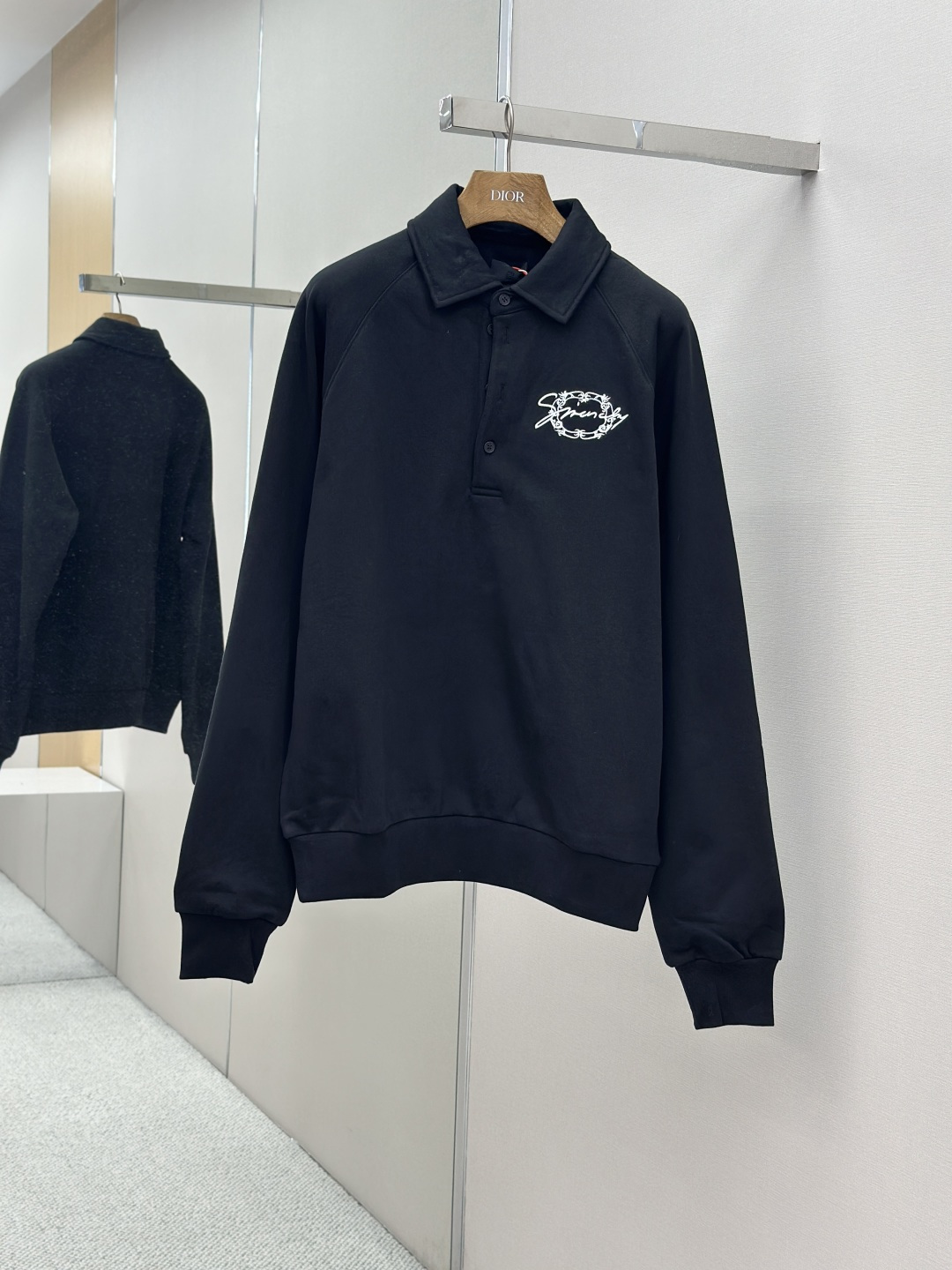 NO:510000,Mainly recommended Givenchy embroidered corolla sweater custom-made cotton sweater fabric delicate and soft, comfortable skin, intoxicated by the depth of black, embellished with the signature motif on the chest, the corolla frame is like a gorgeous crown, surrounded by letters, demonstrating the usual elegance and nobility of the Givenchy brand. The raglan sleeve design is integrated to make the shoulder lines natural and smooth like flowing water, and the sense of high quality exudes from the inside out. Outline a new chapter of fashion. Craft 1: Using imported machine embroidery technology Use advanced computer control systems and precision mechanical components to realize Givenchy signature corolla embroidery operation with high precision, smooth and delicate lines. Craft 2: Connect the raglan sleeves, and prioritize precise connection according to the original positioning. Connect the cut piece of the sleeve to the shoulder piece of the body, making the sleeve and the body naturally transition on the shoulder, more comfortable  Beautiful Craft 3: The fabric is washed, the texture is better, not easy to deform, not easy to shrink, not easy to fade, maintain long-term beauty Customized auxiliary materials GVC buttons Customized GVC trademark Styling Loose style Size S M L XL,, givennchy, given, hoodie, sweatshirts, alexander wang19860909主推  Givenchy 刺绣花冠卫衣 定制艺织纯棉卫衣织物 细腻柔软 舒适贴肤 沉醉于黑色的深邃 饰以签名字母点缀于胸前 花冠镜框则如同一顶华丽的桂冠 环绕在字母周围 彰显纪梵希品牌方一贯的优雅与高贵 插肩袖设计融入 让肩部线条如行云流水般自然流畅 由内而外散发的高级感 勾勒时尚新章 工艺1: 采用进口机刺绣工艺 使用先进的计算机控制系统和精密的机械部件 实现Givenchy签名花冠刺绣作业 精度高 线条流畅而细腻 工艺2: 衔接插肩袖 优先按原版定位精准地衔接 将袖子的裁片与衣身的肩部裁片相连 使袖子与衣身在肩部自然过渡 更为舒适 美观 工艺3: 面料都经过浇洗 手感质感更佳 不易变形 不易缩水 不易褪色 保持长久的美观 辅料定制 GVC 纽扣 定制 GVC 商标 版型 宽松版型 尺码 S M L XL,,givenchy,givenchy,hoodie,sweatshirts,alexander wang,Men's clothing