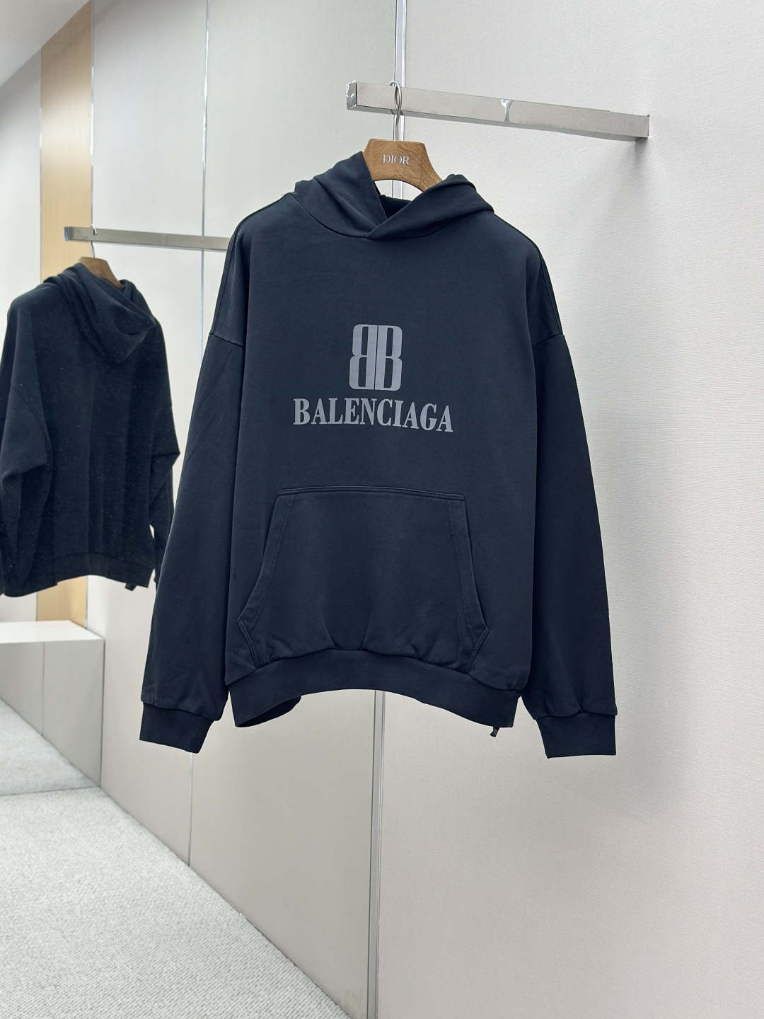 NO:509994,Mainly recommended Balenciaga nano BB printed sweatshirt Customized pure cotton and soft sweatshirt cloth Full texture Comfortable skin Focused on the skin With unique faded black as the main color Mysterious and charming The exquisite Balenciaga nano BB art on the chest is a concrete expression of the brand's soul Drawstring hood design Artists walking at the forefront of fashion Use every outfit to outline their own fashion scroll Craft 1 Use glue printing The chest printing has been modified three times with film mesh boards Use glue liquid paint to print patterns on the fabric Baking fabric to fix the printing pattern Craft 2: Use wash water and stir-frying process Prefer special desizing agents First soak in the fabric Soaked in uniformly After desizing, finally rinsing The workmanship is extremely complex, high loss Auxiliary materials Customized BLCG trademark Styling  Loose style Size S M L XL,,balenciaga,hoodie,sweatshirts,hats,alexander wang19860909主推 Balenciaga nano BB印花卫衣 定制臻纯全棉舒柔卫衣布 质感十足 舒适贴肤 以独特的褪色黑色为主色调 神秘而迷人 胸前那精妙的Balenciaga nano BB艺术为点缀 是品牌灵魂的具象化表达 无抽绳兜帽设计 行走在时尚前沿的艺术家 用每一次穿搭 勾勒出属于自己的时尚画卷 工艺1 采用胶浆印花 胸前印花经过三次菲林网板修改 使用胶浆液体涂料在织物上打印图案 烘烤织物以固定印刷图案 工艺2: 采用洗水炒色工艺 优先选择特制的退浆剂 再讲布料浸泡其中 均匀受浆 退浆后 最终再进行漂洗 做工复杂至极 损耗高 辅料 定制 BLCG 商标 版型 宽松版型 尺码 S M L XL,,balenciaga,hoodie,sweatshirts,hats,alexander wang,Men's clothing