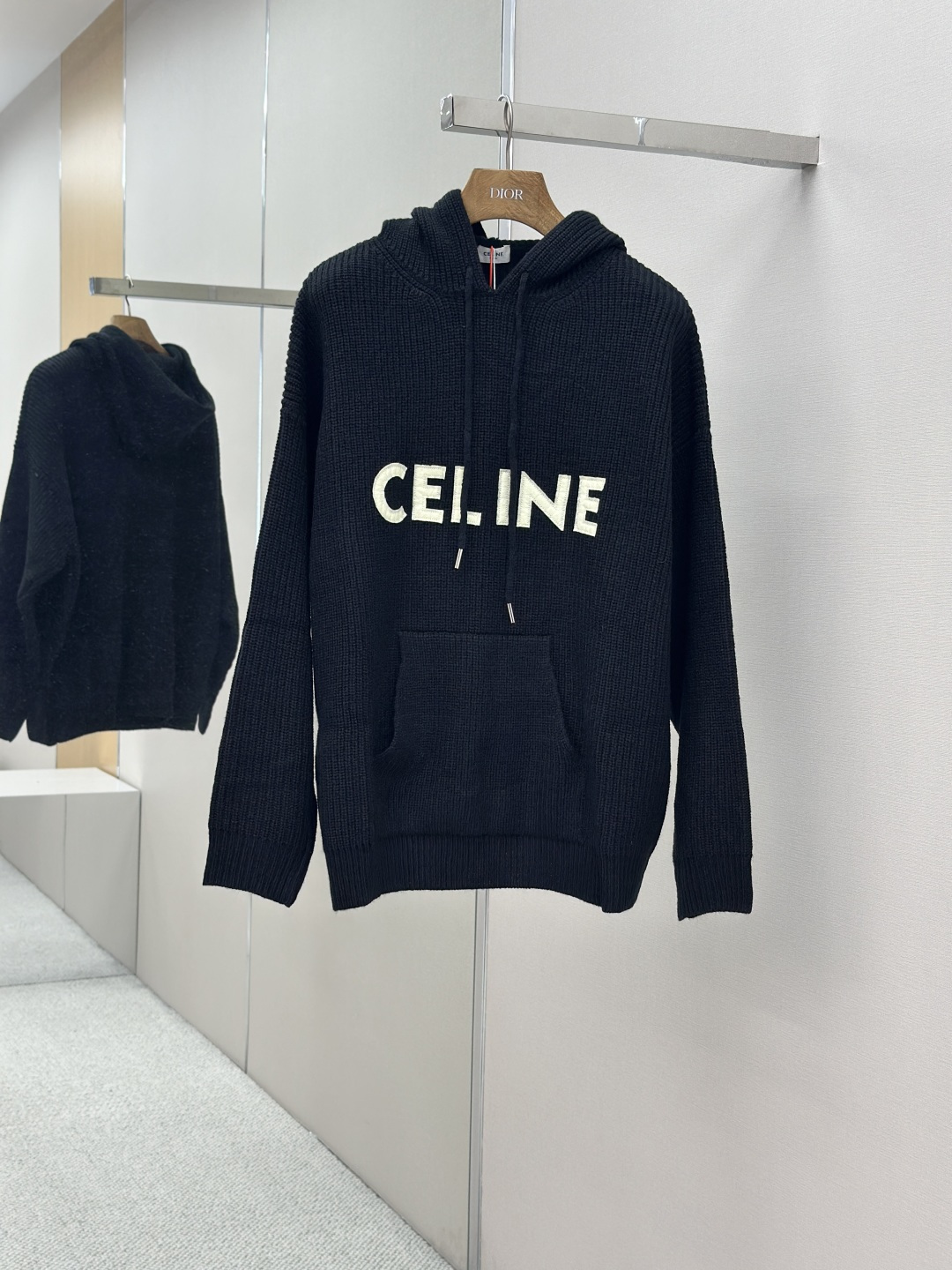 NO:509997,Mainly recommended Celine Hooded Pullover Knitted Sweater Customized luxury and soft wool plush worsted material Heavy and solid Comfortable skin Focused on classic black tones The ultimate fusion of deep and noble Exquisite Celine Letter embroidery embellishes the front instantly lit up the entire picture Full of recognition The novel design of knitted sweaters with pullovers Simple and elegant design Adds a casualness and freedom Creates countless matching possibilities for you Craft 1 Using laser embroidery technology to embroider letters Use high-energy laser beam for fine cutting and embroidery on fabric Precise control of the laser beam ensures that every detail of the embroidery reaches the extreme Craft 2: Letter material uses wool microfiber to position laser embroidery Combines the natural softness of wool with the durability of microfiber Precise embroidery at designated locations Achieve highly accurate embroidery effect Smooth letter lines Clear edges Craft 3:: Washing and softening odor removal process for laundry with professional washing equipment and specific detergents Deep cleaning and odor removal of clothing Improve the feel and appearance of clothing Auxiliary materials Customized Celine letter white drain alloy tail clip Fixed weaving and dyed cotton texture round rope Customized Celine trademark Loose style Size XS S M L,,celine,sweaters,hats,alexander wang19860909主推 Celine 连帽套头针织毛衣 定制奢柔膨体羊毛绒精纺料 厚重扎实 舒适贴肤 以经典黑为主色调 深達与高贵的极致融合 精致Celine 字母绣花点缀于正面 瞬间点亮了整个画面 辨识度十足 以针织毛衣搭配套头衫的新颖设计 简洁大方的设计 增添了一份随性与自在 为你创造出无数搭配的可能性 工艺1釆用激光绣花工艺做字母绣花 利用高能激光束在织物上进行精细切割和绣花 激光束的精确控制确保了刺绣的每一个细节都达到极致 工艺2: 字母材料采用羊毛超纤定位激光绣花 结合了羊毛的天然柔软与超纤的耐用性 利用激光束在指定位置进行精确刺绣 实现高度精确的刺绣效果 字母线条流畅 边缘清晰 工艺3:: 成衣洗水加软去味工艺 通过专业的洗涤设备和特定的洗涤剂 对衣物进行深度清洁和去味处理 改善衣物的手感和外观 辅料 定制 Celine字母白沥合金尾夾 定织定染全棉纹理圆绳 定制 Celine商标 版型宽松版型 尺码 XS S M L,,celine,sweaters,hats,alexander wang,Men's clothing