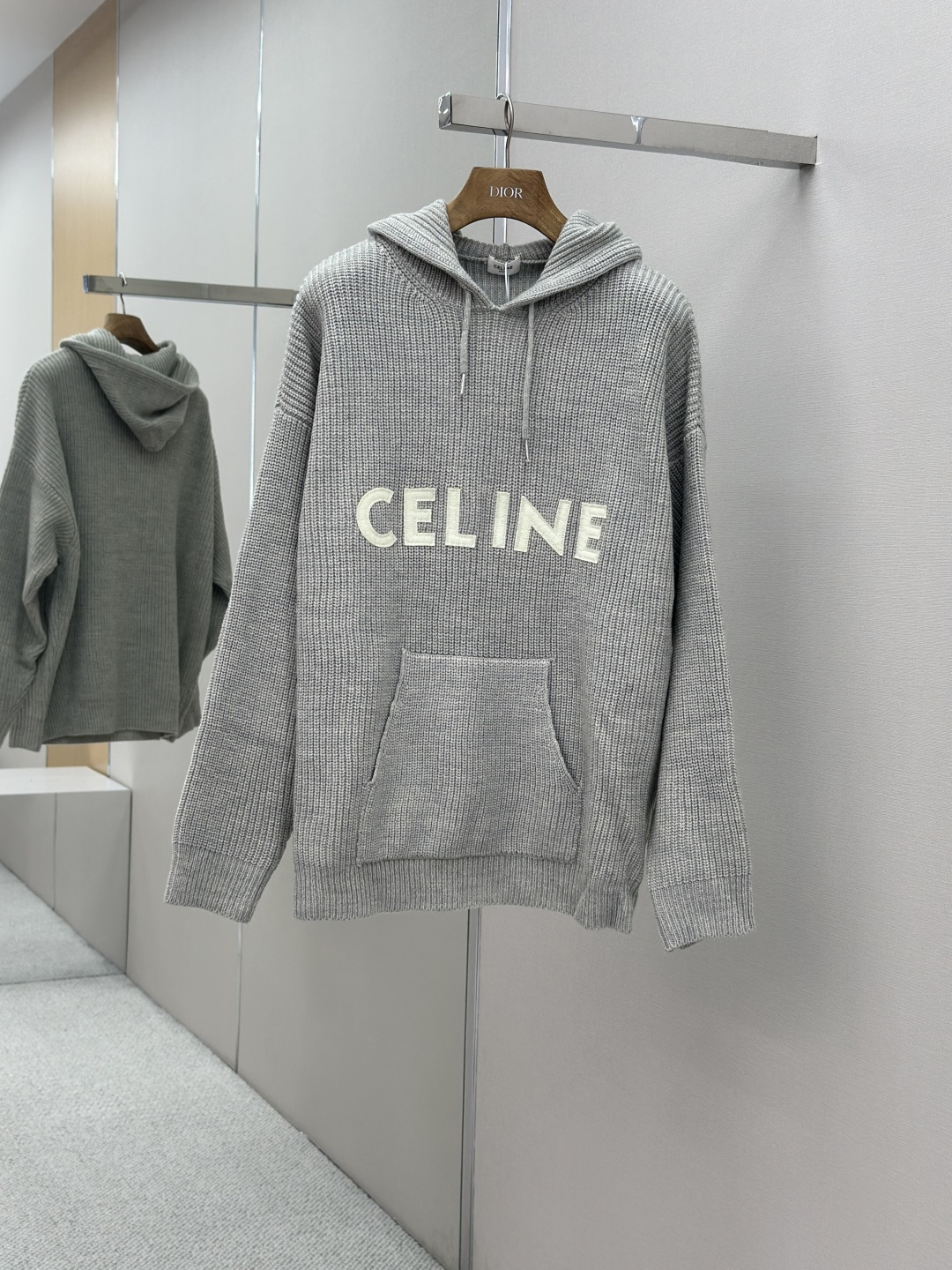 NO:510005,Mainly recommended Celine Hooded Pullover Knitted Sweater Customized luxury and soft wool plush worsted material Heavy and solid Comfortable skin Focused on classic black tones The ultimate fusion of deep and noble Exquisite Celine Letter embroidery embellishes the front instantly lit up the entire picture Full of recognition The novel design of knitted sweaters with pullovers Simple and elegant design Adds a casualness and freedom Creates countless matching possibilities for you Craft 1 Using laser embroidery technology to embroider letters Use high-energy laser beam for fine cutting and embroidery on fabric Precise control of the laser beam ensures that every detail of the embroidery reaches the extreme Craft 2: Letter material uses wool microfiber to position laser embroidery Combines the natural softness of wool with the durability of microfiber Precise embroidery at designated locations Achieve highly accurate embroidery effect Smooth letter lines Clear edges Craft 3:: Washing and softening odor removal process for laundry with professional washing equipment and specific detergents Deep cleaning and odor removal of clothing Improve the feel and appearance of clothing Auxiliary materials Customized Celine letter white drain alloy tail clip Fixed weaving and dyed cotton texture round rope Customized Celine trademark Loose style Size XS S M L,,celine,sweaters,hats,alexander wang19860909主推 Celine 连帽套头针织毛衣 定制奢柔膨体羊毛绒精纺料 厚重扎实 舒适贴肤 以经典黑为主色调 深達与高贵的极致融合 精致Celine 字母绣花点缀于正面 瞬间点亮了整个画面 辨识度十足 以针织毛衣搭配套头衫的新颖设计 简洁大方的设计 增添了一份随性与自在 为你创造出无数搭配的可能性 工艺1釆用激光绣花工艺做字母绣花 利用高能激光束在织物上进行精细切割和绣花 激光束的精确控制确保了刺绣的每一个细节都达到极致 工艺2: 字母材料采用羊毛超纤定位激光绣花 结合了羊毛的天然柔软与超纤的耐用性 利用激光束在指定位置进行精确刺绣 实现高度精确的刺绣效果 字母线条流畅 边缘清晰 工艺3:: 成衣洗水加软去味工艺 通过专业的洗涤设备和特定的洗涤剂 对衣物进行深度清洁和去味处理 改善衣物的手感和外观 辅料 定制 Celine字母白沥合金尾夾 定织定染全棉纹理圆绳 定制 Celine商标 版型宽松版型 尺码 XS S M L,,celine,sweaters,hats,alexander wang,Men's clothing