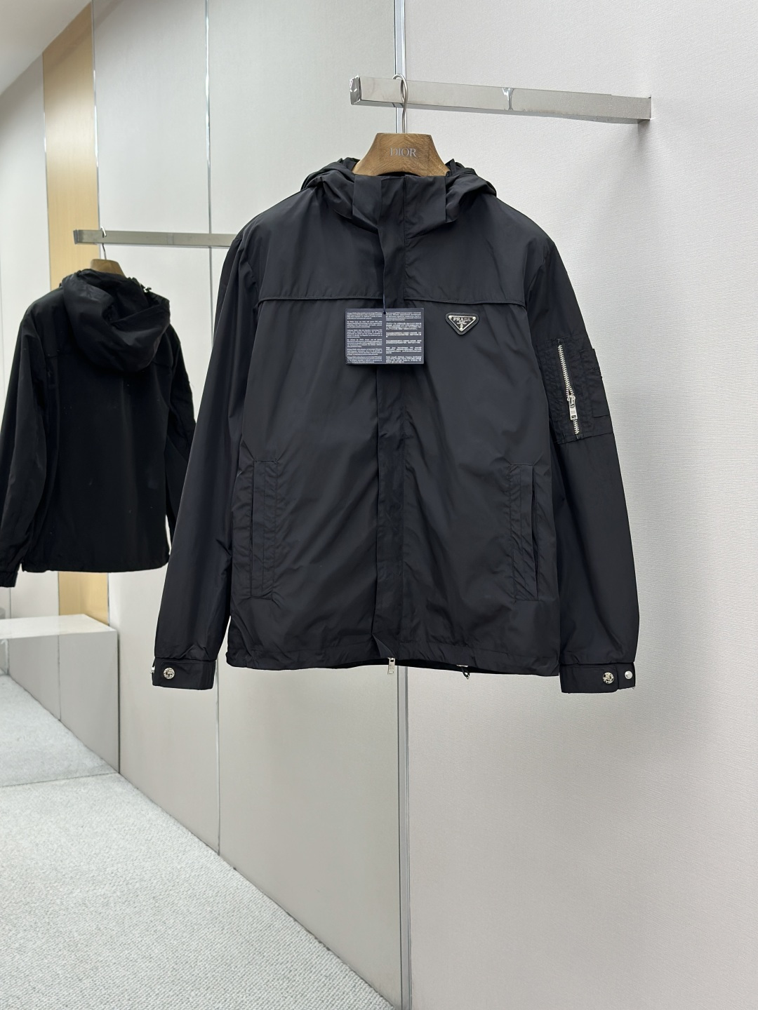 P350 Sitio web oficial de Prada Chaqueta del mismo estilo, completa con tres etiquetas, a la venta por adelantado. Nuev…