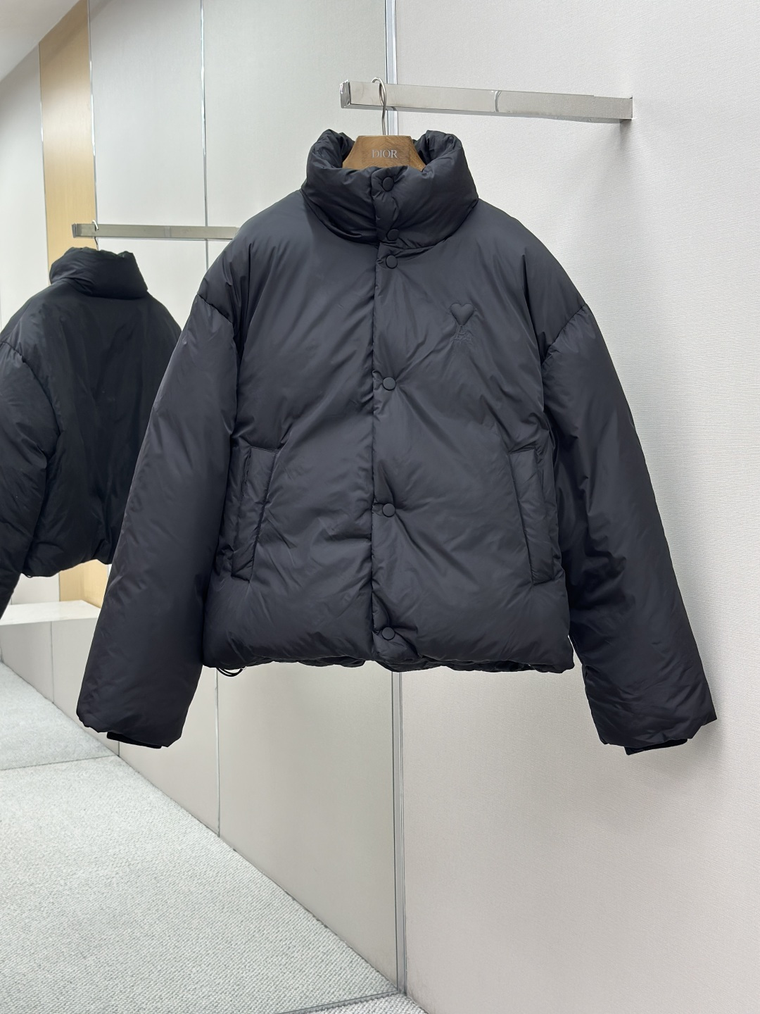 P445 AMIPARIS chaqueta de plumas de manga larga con corazón bordado con relleno. Selección de tela: tafetán tejido 100%…