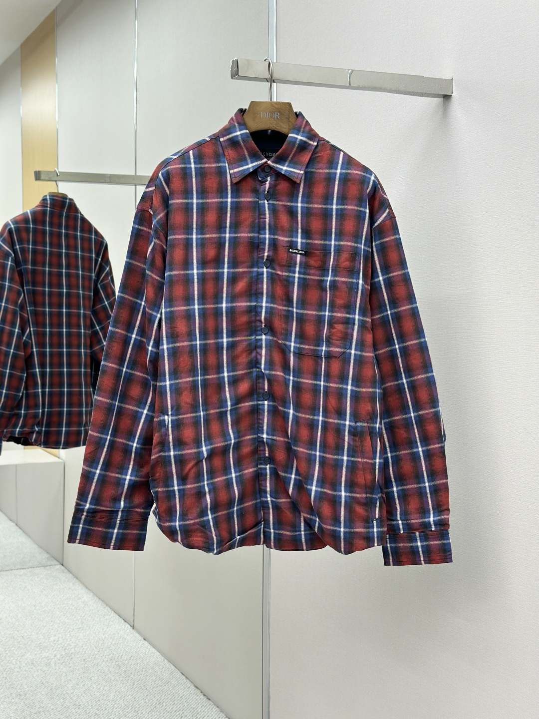 P325 Camisa de manga larga con cuello y estampado de cuadros BALENCIAGA, con etiqueta. El tejido utiliza una …