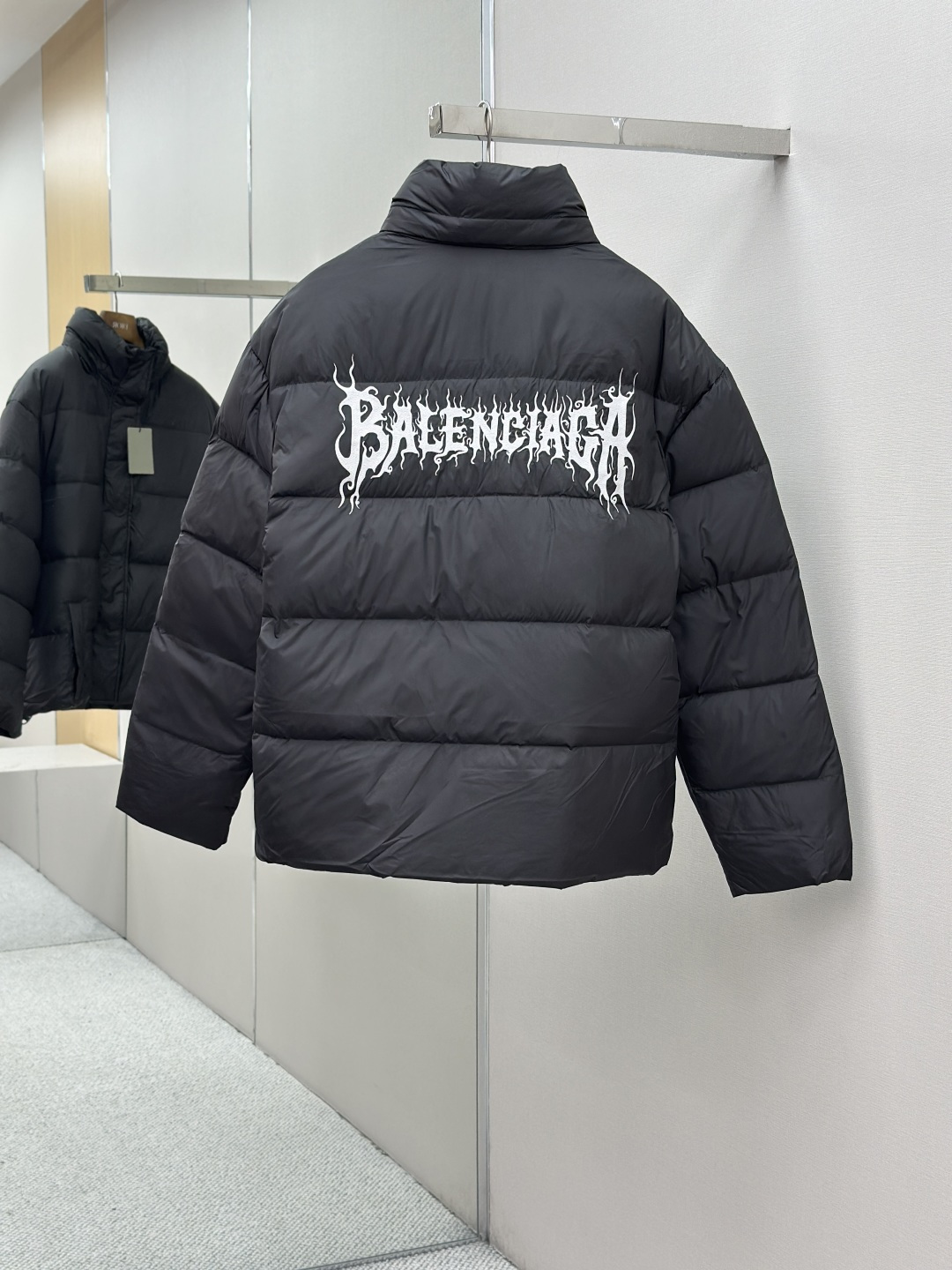 P355 Balenciaga 25FW Chaqueta de plumas con silueta de llama. El tejido de nailon tiene buenas propiedades de resistenc…