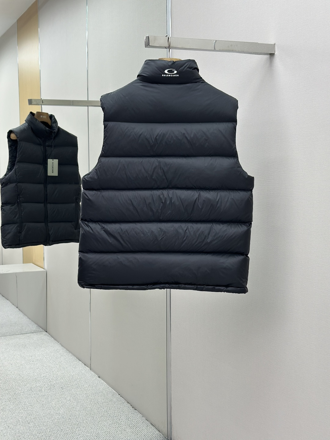 P325 BLCG 25FW Chaleco acolchado de algodón con bordado. Tejido de sarga de alta densidad y alto número de hi…