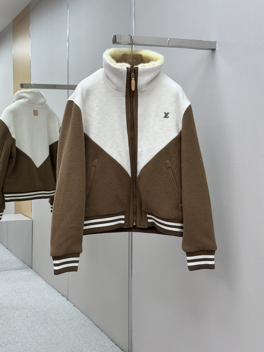 P365 Chaqueta de lana con cremallera y solapa de la serie de esquí LOUIS VUITTON SKI Descripción del proceso: El cuerpo…