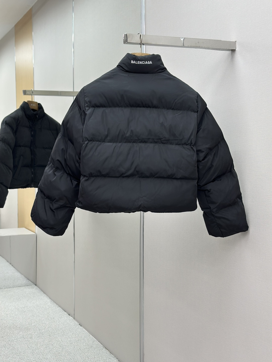 P285 BLCG 后领字母刺绣腰际棉服外套 原版23,500购入开发，面料采用定制高密锦纶柔光绸 细腻滑爽 舒适贴肤 以经典黑为幕 赋予深邃的感官奢享 以解构主义为刀 以未来感为墨 收腰独特设计 从隐藏到强调的叛逆 是风格的视觉锚点 B…