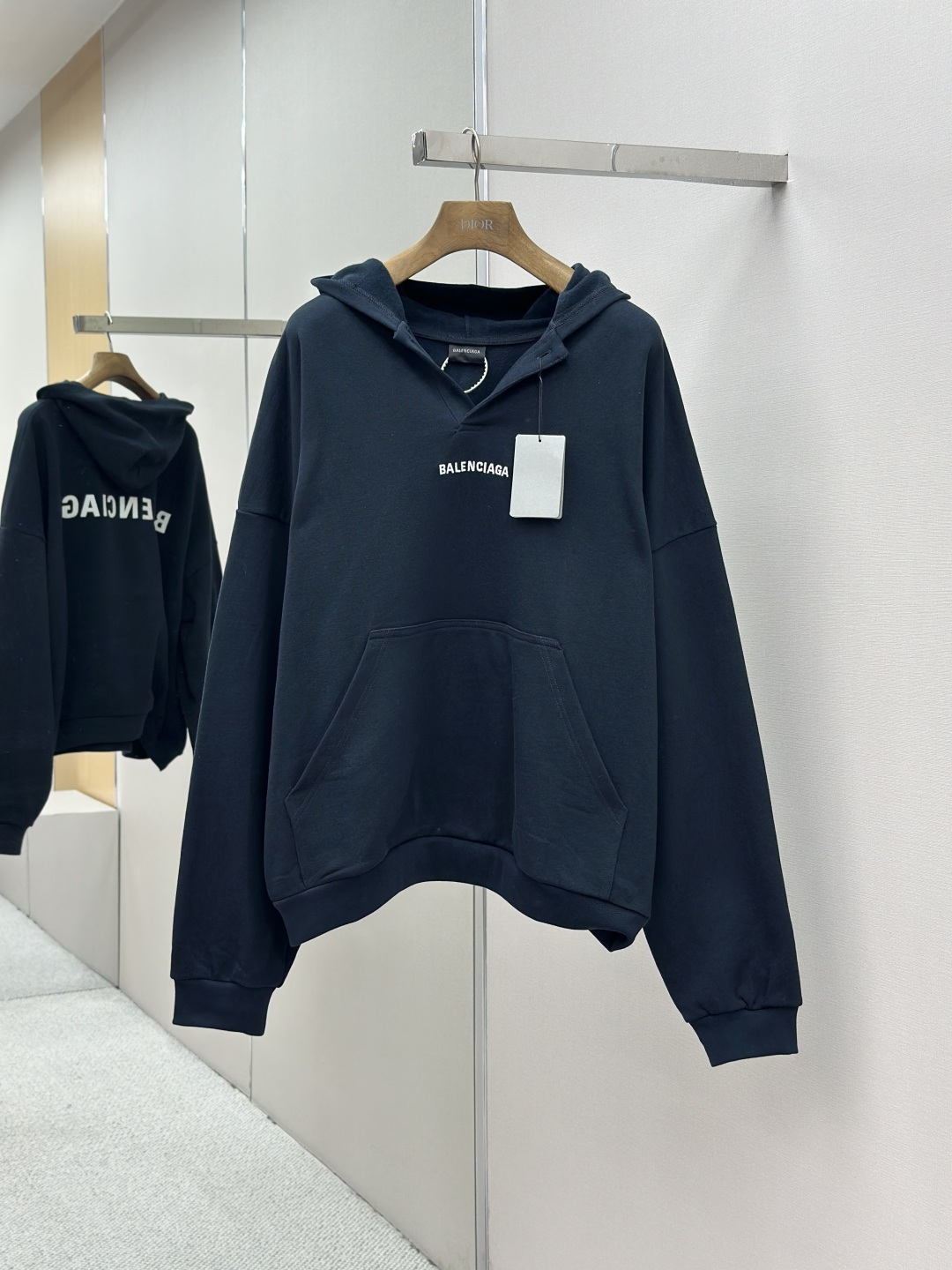 P195 BALENCIAGA 后字母刺绣lo领连帽卫衣 原版9,200购入开发，面料采用400克巴黎棉毛圈卫衣料，罗纹采用430克1*1潮牌罗纹，面料酵洗，进口刺绣，定制1：1商标，宽松版型，绣花依旧百灵达，值得注意的是该款式仅有扣眼没…