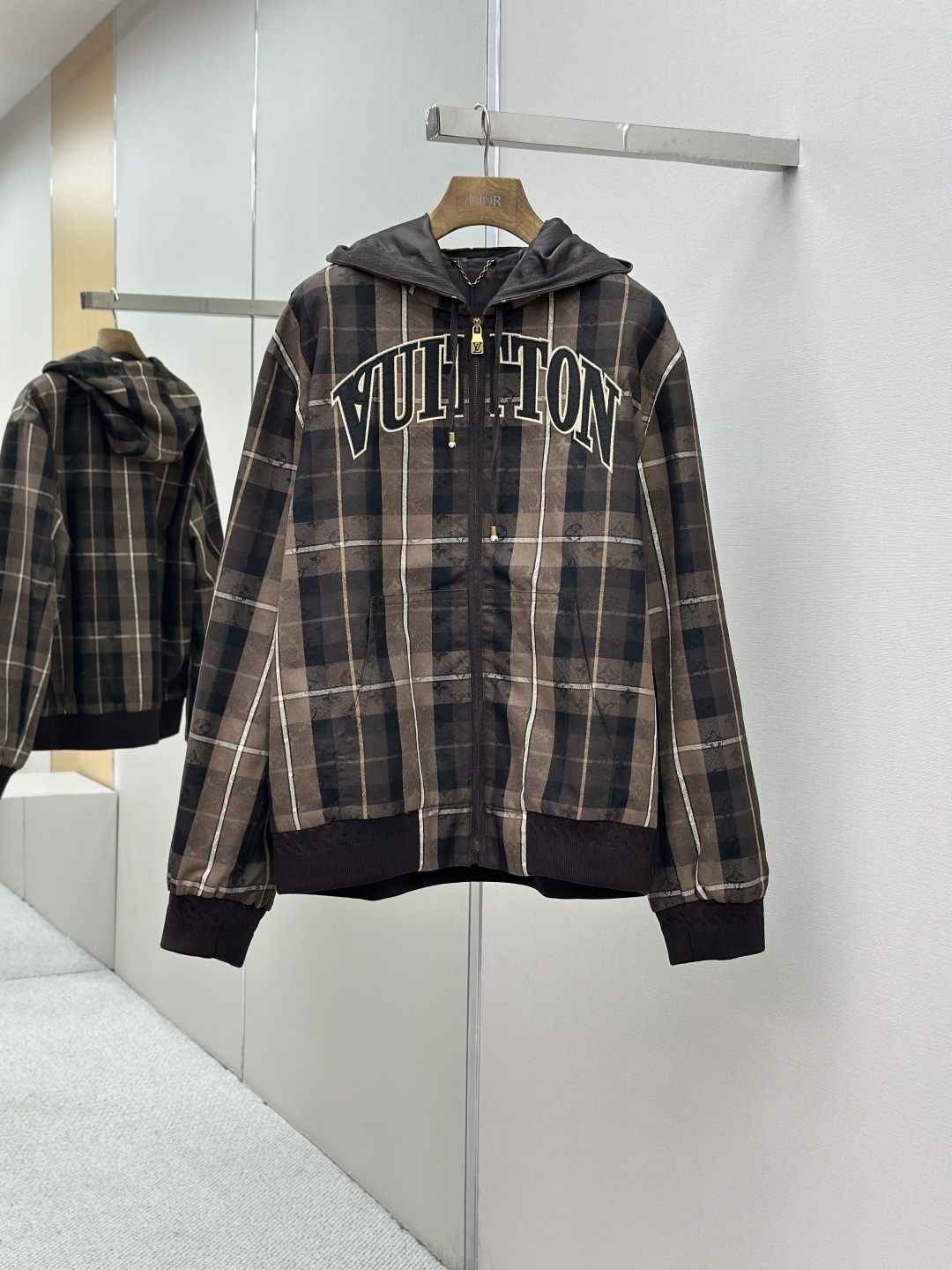 P295 LOUIS VUITTON Chaqueta con cremallera y capucha en jacquard con logotipo a cuadros Descripción del proceso: Confec…