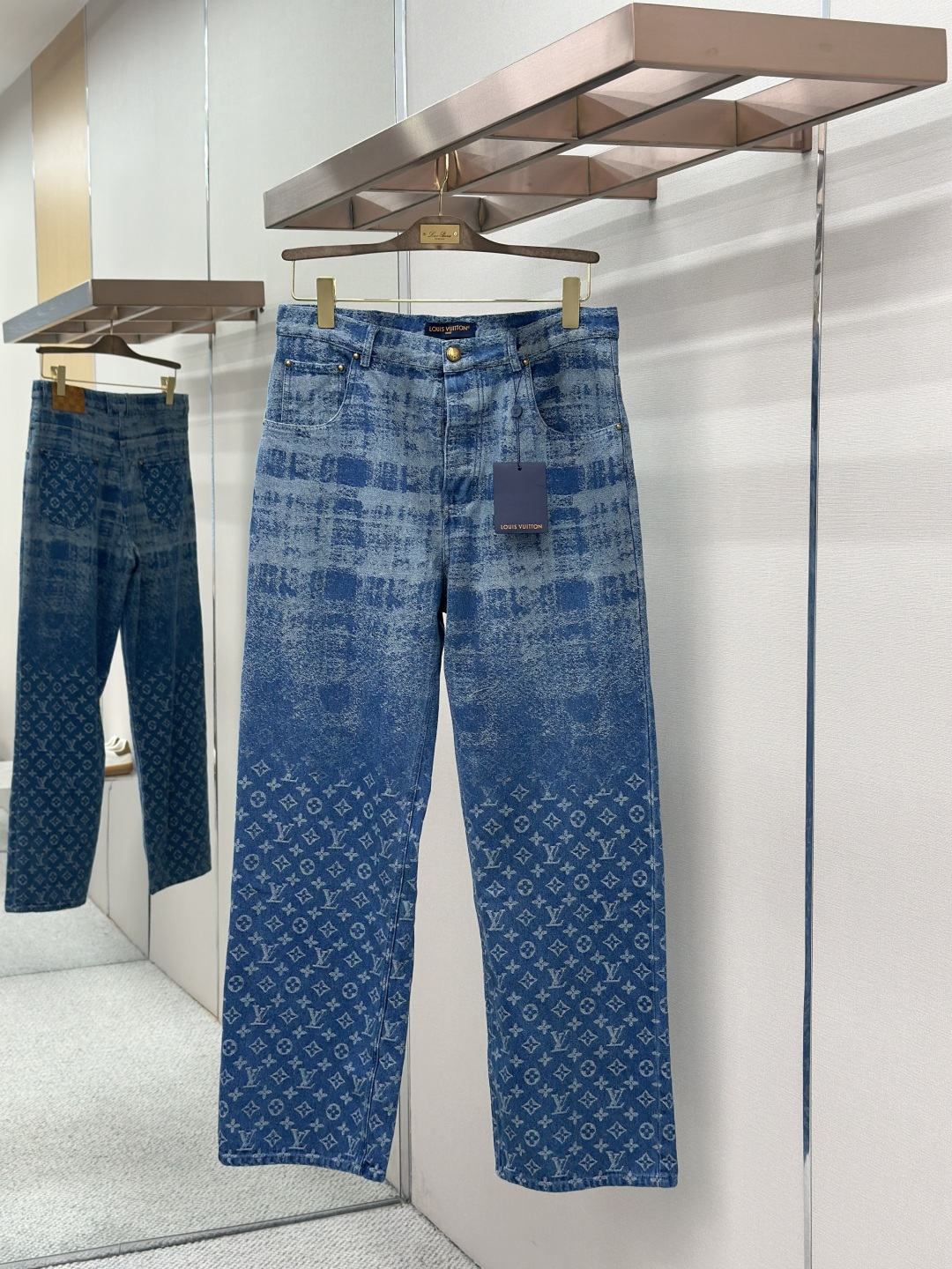 NO:857341,LOUIS VUITTON 26FW new spring and summer new denim trousers. This pair of denim is full of fresh and elegant style. It adopts the Monogram Faded Plaid pattern, which cleverly combines the classic Scottish plaid with Monogram, and presents a unique bleached effect through exquisite jacquard craftsmanship. The Marque L.Vuitton Déposée leather patch on the back low-key highlights the brand identity. Pair it with the same style to create an avant-garde and fashionable look. Sizes S-XL, Louis  vuitton,19860909LOUIS VUITTON 26FW春夏新款新款牛仔长裤 这件牛仔洋溢清新雅致格调.采用 Monogram Faded Plaid 图案,将经典的苏格兰格纹与 Monogram 巧妙融合,通过精湛的提花工艺呈现出别致漂白效果.背面的 Marque L.Vuitton Déposée 皮革贴饰,低调彰显品牌身份.搭配同款,即可打造前卫时尚的造型. 尺码S-XL,,louis vuitton,,Men's clothing