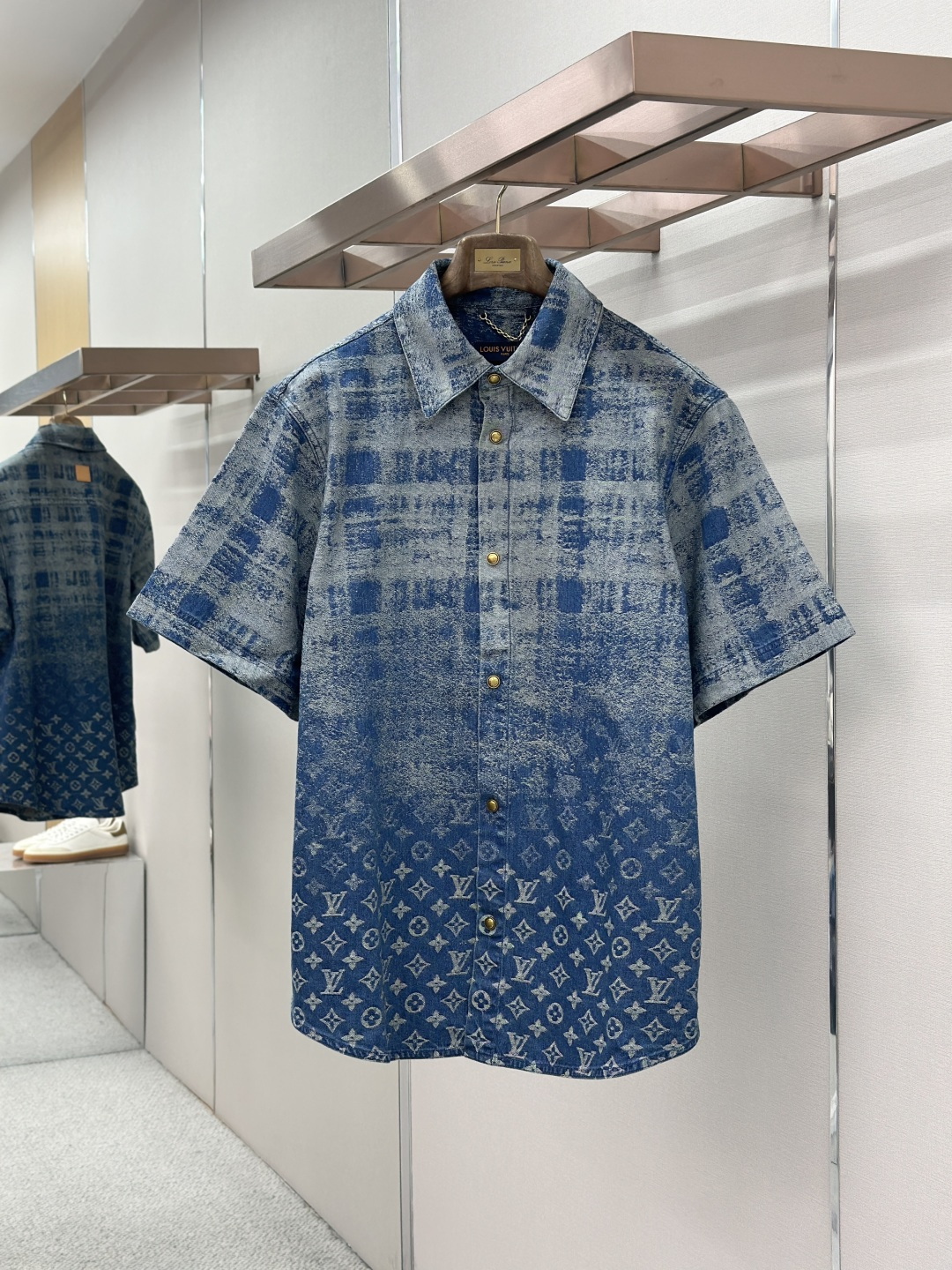 NO:857330,LOUIS VUITTON 26FW new spring and summer new denim short sleeves. This denim is full of fresh and elegant style. It adopts the Monogram Faded Plaid pattern, which cleverly combines the classic Scottish plaid with Monogram, and presents a unique bleached effect through exquisite jacquard technology. The Marque L.Vuitton Déposée leather patch on the back low-key highlights the brand identity. Pair it with the same style to create an avant-garde and fashionable look. Sizes S-XL, Louis  vuitton,T-shirt,19860909LOUIS VUITTON 26FW春夏新款新款牛仔短袖 这件牛仔洋溢清新雅致格调.采用 Monogram Faded Plaid 图案,将经典的苏格兰格纹与 Monogram 巧妙融合,通过精湛的提花工艺呈现出别致漂白效果.背面的 Marque L.Vuitton Déposée 皮革贴饰,低调彰显品牌身份.搭配同款,即可打造前卫时尚的造型. 尺码S-XL,,louis vuitton,T-shirt,,Men's clothing