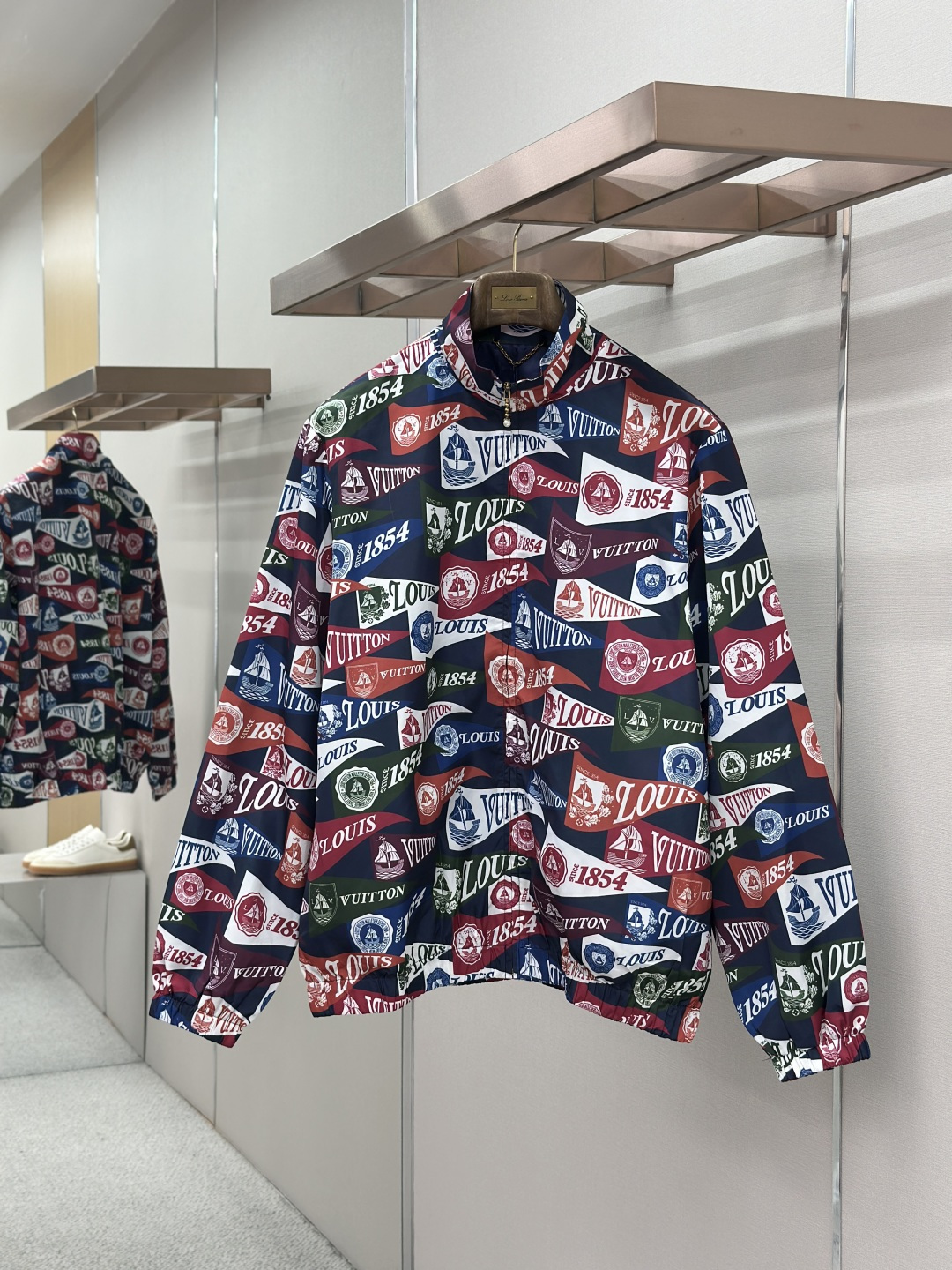 NO:857251,LOUIS VUITTON26FW new autumn and winter 1854 printed windproof zipper jacket, exclusive high-end version!  Paired with the all-over printed 1854 logo and contrasting color elements, it breaks the monotony of the solid-color jacket. The 1854 number hides the brand's century-old heritage. It is made of lightweight windproof nylon fabric, which makes the upper body weight-free and has an outstanding sense of drape. The loose version is extremely tolerant to the body, and can be easily controlled by both small and fat figures. Size 46 48 50 52, Louis Vuitton, jackets & coats, jackets  & coats,19860909LOUIS VUITTON26FW 秋冬新款 1854印花防风拉链夹克外套 独家高版出品！搭配满印的1854标识与撞色元素,打破了纯色外套的单调,1854数字则暗藏品牌的百年底蕴.精选轻量化的防风尼龙面料,上身无负重感且垂坠感出众,宽松的版型对身材的包容度极高,无论是小个子还是微胖身形都能轻松驾驭. 尺码 46 48 50 52,,louis vuitton,jackets & coats,jackets & coats,,Men's clothing