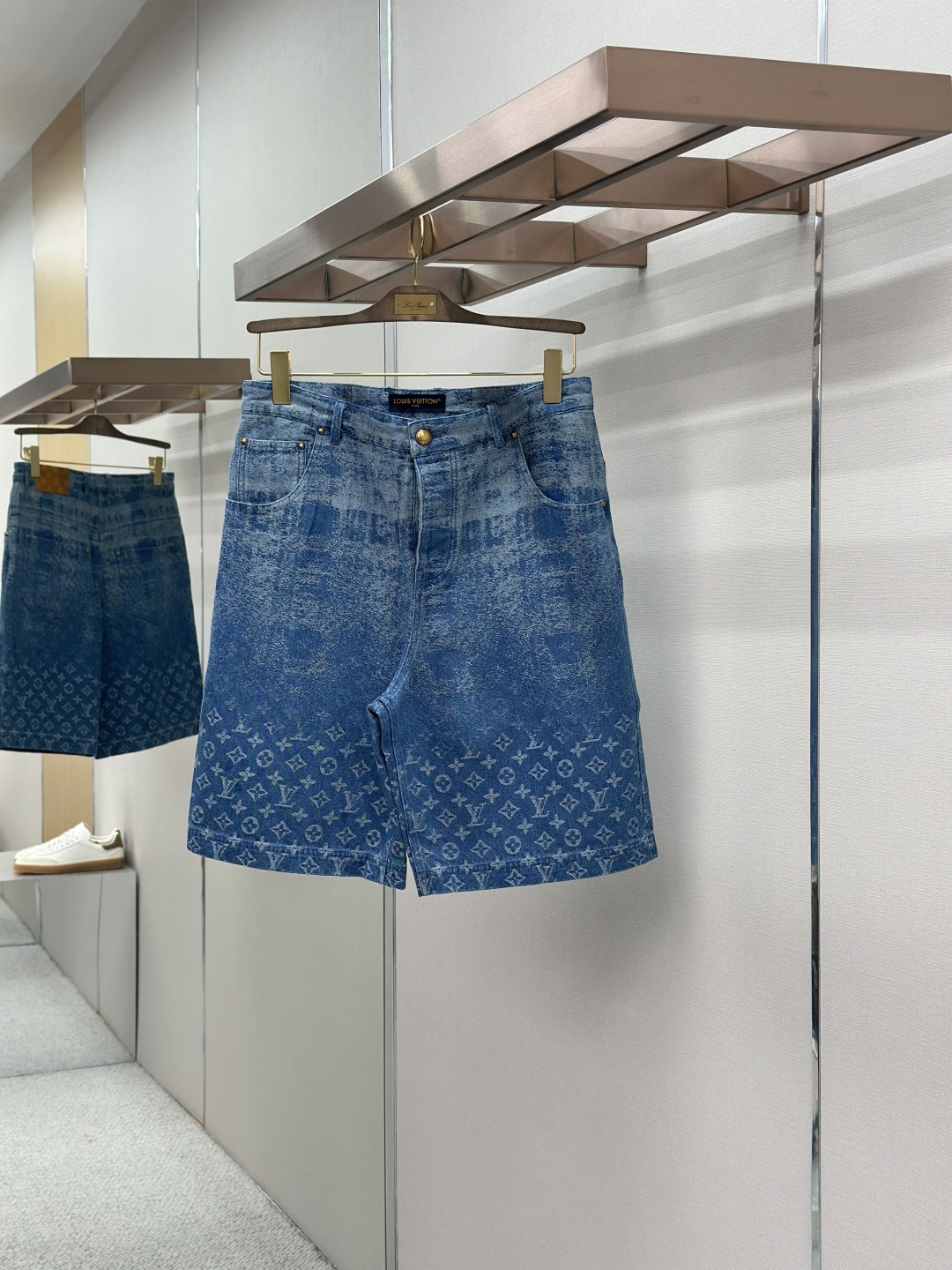NO:857321,LOUIS VUITTON 26FW new spring and summer new denim shorts. This pair of jeans is full of fresh and elegant style. It adopts the Monogram Faded Plaid pattern, which cleverly combines the classic Scottish plaid with Monogram, and presents a unique bleached effect through exquisite jacquard technology. The Marque L.Vuitton Déposée leather patch on the back low-key highlights the brand identity. Pair it with the same style to create an avant-garde and fashionable look. Size S-XL, Louis  vuitton,shorts,19860909LOUIS VUITTON 26FW春夏新款新款牛仔短裤 这件牛仔洋溢清新雅致格调.采用 Monogram Faded Plaid 图案,将经典的苏格兰格纹与 Monogram 巧妙融合,通过精湛的提花工艺呈现出别致漂白效果.背面的 Marque L.Vuitton Déposée 皮革贴饰,低调彰显品牌身份.搭配同款,即可打造前卫时尚的造型. 尺码S-XL,,louis vuitton,shorts,,Men's clothing
