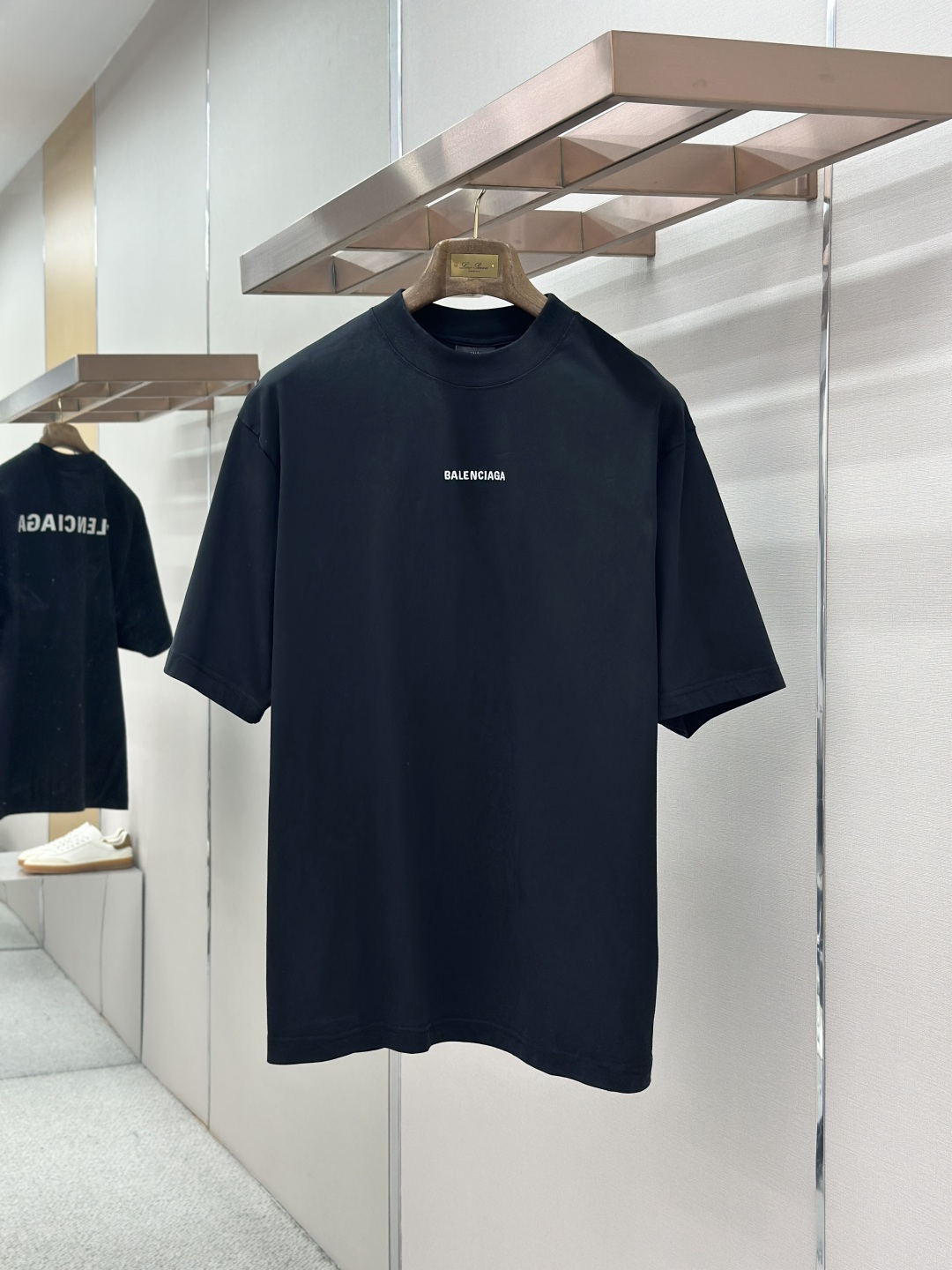 P70 BALENCIAGA 26SS Camiseta de cuello redondo con bordado de letras, talla mediana. ●Desarrollada con compra de 5600 ●…