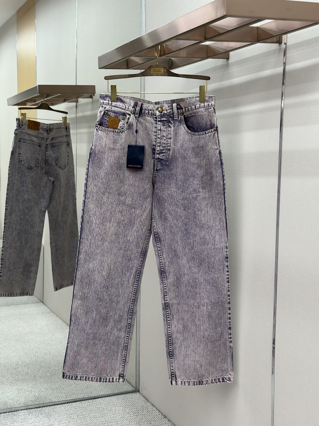NO:857283,LOUIS VUITTON washed purple wide-leg skateboard jeans 2026ss spring and summer series, designed as a complete set with the work jacket of the same color previously shown, the color and craftsmanship are violet washed denim, which has been aged and bleached to present a hazy retro texture.  The brown leather label embossed 'MARQUE L.VUITTON DEPOSE' on the right pocket of the front is the brand's classic retro logo. The brown checkerboard embossed leather label on the back waist echoes the classic elements. The hardware is distressed bronze metal buttons and rivets, and the surface is embossed with 'LOUIS VUITTON' or the Monogram logo. The main material component is cotton, which ensures the stiffness and wearing comfort of the denim, and is lined with 65 polyester fiber +  35 cotton, improves the fit at the waist and pockets. Size S-XL, Louis Vuitton, jeans, jackets & coats,19860909LOUIS VUITTON 水洗紫阔腿滑板牛仔裤 2026ss春夏系列,与之前展示的同色系工装夹克为成套设计、颜色与工艺采用紫罗兰色水洗牛仔布,经做旧漂白工艺呈现朦胧复古质感,色调柔和,版型阔腿滑板裤型,裤腿垂坠感强,裤长及踝,高腰设计,门襟为多颗金属纽扣开合,而非拉链,强化复古工装风格. 前侧右口袋压印「MARQUE L.VUITTON DEPOSE」的棕色皮革标签,是品牌经典复古标识,后腰棕色棋盘格压纹皮革标签,呼应经典元素,五金做旧古铜色金属纽扣与铆钉,表面压印「LOUIS VUITTON」或 Monogram标识. 材质成分主料棉,保证牛仔布挺括度与穿着舒适度,内衬65聚酯纤维 + 35棉,提升腰部与口袋处的贴合感. 码数 S-XL,,louis vuitton,jeans,jackets & coats,,Men's clothing