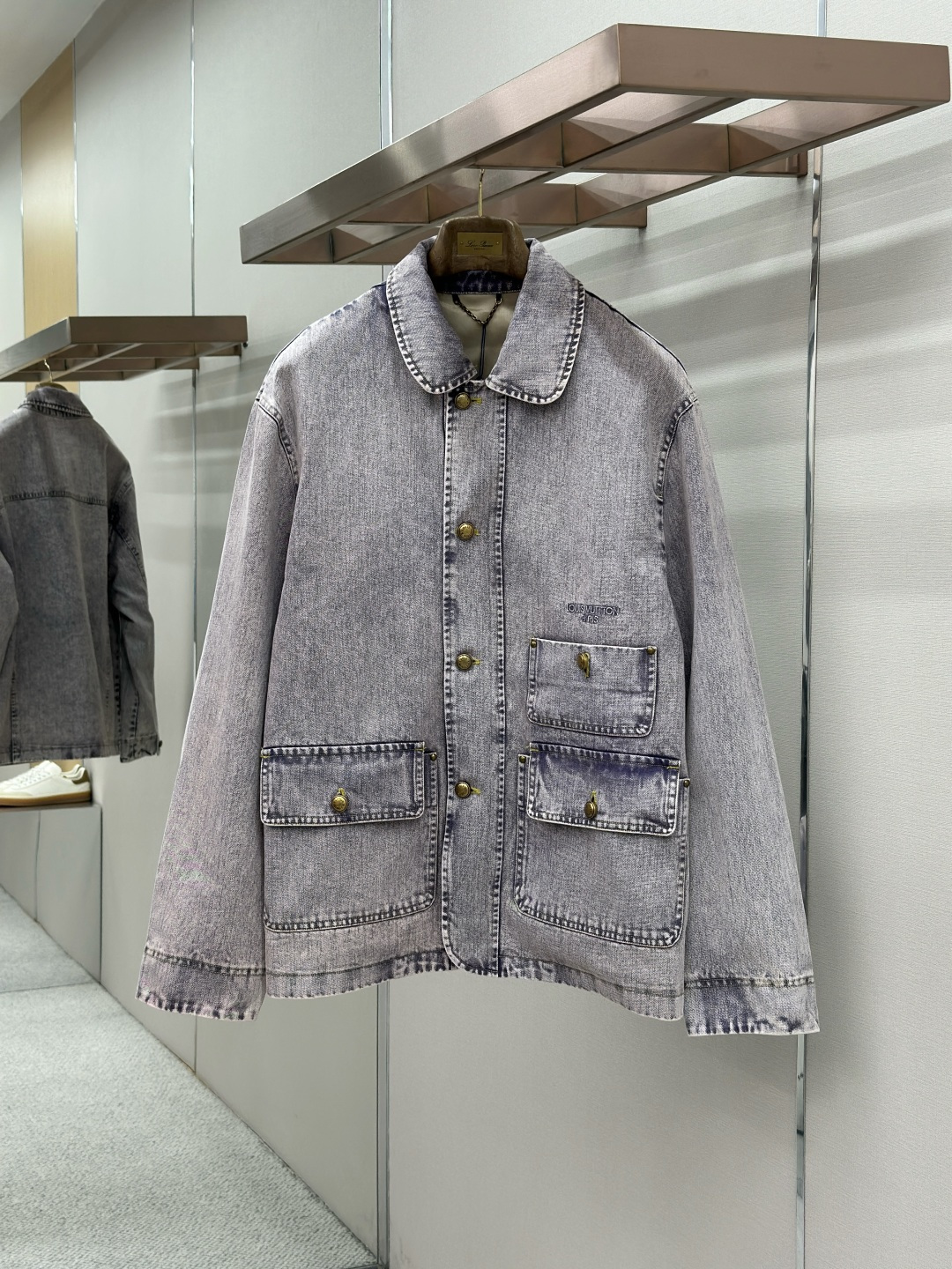 NO:857292,LOUIS VUITTON Louis Vuitton distressed jacket  It is made of imported heavyweight denim fabric and treated with the brand's special smoky purple wash and distressing process. The texture is stiff and wear-resistant and has a soft and waxy feel. It has a retro texture and good breathability, ensuring the quality and practicality of the suit. The jacket adopts a classic lapel design, with custom vintage brass button closures, which are neat and stylish, and can modify the shoulder and neck lines.  It also adds a retro style; the multi-pocket workwear version of the body is paired with a three-dimensional patch pocket design, and the pockets are reinforced with brass rivets. The craftsmanship is delicate and solid, breaking the monotony of solid colors, adding functionality and design level; using the brand's classic double-needle stitching technology, the stitches are fine and even, and the fabric splicing is smooth and firm. The lines between the trousers and the body are straight and smooth.  Material: denim fabric, loose fit, color smoke purple, size 46485052, louis vuitton, louis vuitton, jackets & coats,19860909LOUIS VUITTON 路易威登做旧外套 采用进口重磅丹宁牛仔面料,经品牌特调烟紫色水洗做旧工艺处理,质地挺括耐磨且自带软糯手感,兼具复古质感与良好的透气性,保证了套装的品质与实用性；外套采用经典翻领设计,搭配定制复古黄铜纽扣开合,利落有型,既能修饰肩颈线条又增添复古格调；衣身多口袋工装版型搭配立体贴袋设计,袋口辅以黄铜铆钉加固,工艺细腻扎实,打破纯色单调感,增添了功能性与设计层次；采用品牌经典双针线迹工艺,针脚细密均匀,面料拼接处处理得平整牢固裤身与衣身走线笔直流畅. 材质: 牛仔面料 版型宽松 颜色烟紫色 尺码46485052,,louis vuitton,louis vuitton,jackets & coats,,Men's clothing