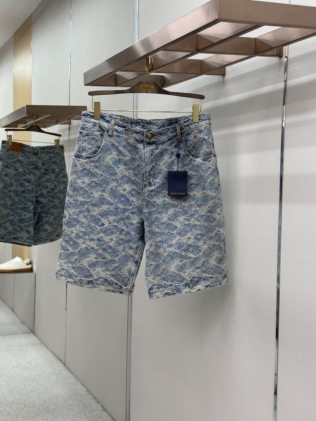 NO:857302,LOUIS VUITTON Louis Vuitton jacquard denim shorts  It is made of imported heavyweight denim fabric, treated with the brand's exclusive jacquard process, with classic logos and retro textures woven into the fabric, and then washed and distressed to present a rich light blue distressed texture. The texture is stiff, wear-resistant and has a delicate touch. The good breathability and drape ensure the quality and practicality of the suit. It adopts a classic lapel design and is paired with custom vintage brass button closures.  Neat and stylish, it can modify the neck line and add a retro style; the full-length jacquard texture of the body is exquisite and eye-catching, breaking the monotony of solid colors, adding recognition and design level; the overall style is loose and casual, suitable for all body shapes, retro and casual without losing the high-end texture; using the brand's classic double-needle stitching technology, the stitching is fine and even, and the fabric splicing is smooth and firm.  Material: denim fabric, loose fit, color light blue, size SMLXL, louis vuitton, louis vuitton, shorts,19860909LOUIS VUITTON 路易威登提花牛仔短裤 采用进口重磅丹宁牛仔面料,经品牌专属提花工艺处理,将经典标识与复古纹理织入面料,再经水洗做旧工艺呈现出层次丰富的浅蓝做旧质感,质地挺括耐磨且兼具细腻触感,良好的透气性与垂坠感保证了套装的品质与实用性；采用经典翻领设计,搭配定制复古黄铜纽扣开合,利落有型,既能修饰颈部线条又增添复古格调；衣身的满幅提花纹理,工艺细腻醒目,打破纯色单调感,增添了辨识度与设计层次；整体版型为宽松休闲款,各类身形皆能驾驭,复古随性又不失高级质感；采用品牌经典双针线迹工艺,针脚细密均匀,面料拼接处处理得平整牢固. 材质: 牛仔面料 版型宽松 颜色浅蓝送 尺码SMLXL,,louis vuitton,louis vuitton,shorts,,Men's clothing