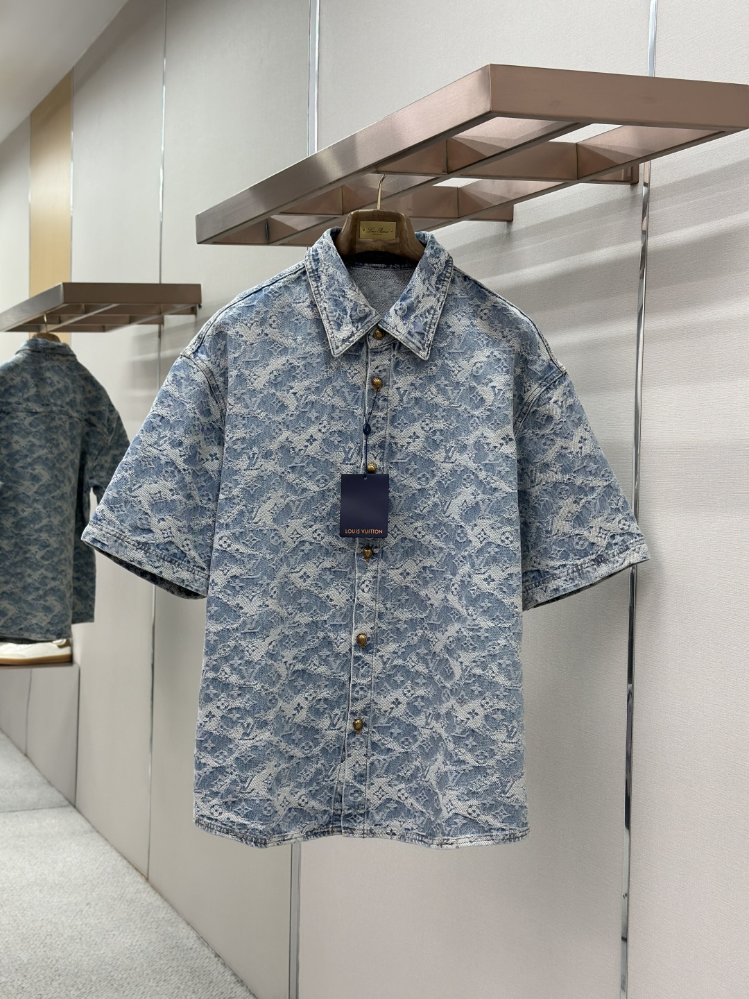 NO:857312,LOUIS VUITTON Louis Vuitton jacquard denim short-sleeved jacket  It is made of imported heavyweight denim fabric, treated with the brand's exclusive jacquard process, with classic logos and retro textures woven into the fabric, and then washed and distressed to present a rich light blue distressed texture. The texture is stiff, wear-resistant and has a delicate touch. The good breathability and drape ensure the quality and practicality of the suit. It adopts a classic lapel design and is paired with custom vintage brass button closures.  Neat and stylish, it can modify the neck line and add a retro style; the full-length jacquard texture of the body is exquisite and eye-catching, breaking the monotony of solid colors, adding recognition and design level; the overall style is loose and casual, suitable for all body shapes, retro and casual without losing the high-end texture; using the brand's classic double-needle stitching technology, the stitching is fine and even, and the fabric splicing is smooth and firm.  Material: Denim fabric, loose fit, color light blue, size SMLXL,,louis vuitton,louis vuitton,jackets & coats,T-shirt,19860909LOUIS VUITTON 路易威登提花牛仔短袖外套 采用进口重磅丹宁牛仔面料,经品牌专属提花工艺处理,将经典标识与复古纹理织入面料,再经水洗做旧工艺呈现出层次丰富的浅蓝做旧质感,质地挺括耐磨且兼具细腻触感,良好的透气性与垂坠感保证了套装的品质与实用性；采用经典翻领设计,搭配定制复古黄铜纽扣开合,利落有型,既能修饰颈部线条又增添复古格调；衣身的满幅提花纹理,工艺细腻醒目,打破纯色单调感,增添了辨识度与设计层次；整体版型为宽松休闲款,各类身形皆能驾驭,复古随性又不失高级质感；采用品牌经典双针线迹工艺,针脚细密均匀,面料拼接处处理得平整牢固. 材质: 牛仔面料 版型宽松 颜色浅蓝色 尺码SMLXL,,louis vuitton,louis vuitton,jackets & coats,T-shirt,,Men's clothing
