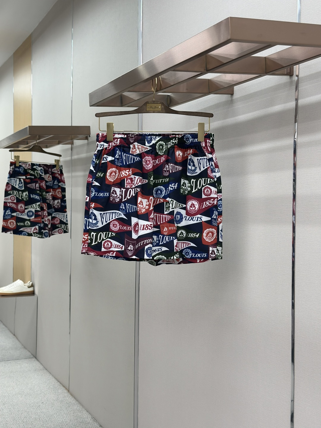 NO:857233,LOUIS VUITTON Louis Vuitton emblem printed drawstring casual shorts  Made of the brand's specially supplied 55% viscose fiber and 45% mulberry silk, the texture is light and smooth, feels skin-friendly and delicate, and has good drape and breathability. At the same time, the lining is made of pure cotton, which further improves the comfort and skin-friendliness of wearing. The pants are fully printed with the brand's retro emblems and monogram patterns, using high-definition digital direct-injection technology. The colors are full and bright, and the edges of the pattern are clear and neat. They are not easy to fade and smudge after being washed for a long time, which is perfect.  The brand's classic retro nautical aesthetics; the waist is designed with high-elastic elastic bands and adjustable drawstrings, which can be flexibly adapted to different waist sizes, making it non-restrictive and practical and comfortable; the trousers are a classic straight cut, with a length that fits the middle of the thigh, modifying the leg lines while showing a neat and casual temperament; there are hidden pockets on both sides of the trousers, with neat and concealed routing, taking into account storage needs and the integrity of the overall shape.  Material: 55% viscose fiber, 45% mulberry silk, loose fit, navy blue, size SMLXL, louis vuitton, louis vuitton, shorts,19860909LOUIS VUITTON路易威登徽章满印抽绳休闲短裤 采用品牌特供粘55粘胶纤维与45桑蚕丝,质地轻盈顺滑,触感亲肤细腻,兼具良好的垂坠感与透气性,同时内衬采用纯棉材质,进一步提升穿着的舒适感与亲肤性；裤身满印品牌复古徽章与字母组合图案,运用高清数码直喷工艺,色彩饱满鲜亮,图案边缘清晰利落,久洗不易掉色晕染,完美品牌经典复古航海美学；腰部采用高弹力松紧带设计,搭配可调节抽绳,能灵活适配不同腰围,穿着无束缚感,兼具实用性与舒适度；裤型为经典直筒剪裁,长度贴合大腿中部,修饰腿部线条的同时尽显利落随性气质；裤身两侧设有隐形插袋,走线工整隐蔽,兼顾储物需求与整体造型的完整性. 材质: 55粘胶纤维 45桑蚕丝 版型宽松 颜色藏蓝 尺码SMLXL,,louis vuitton,louis vuitton,shorts,,Men's clothing